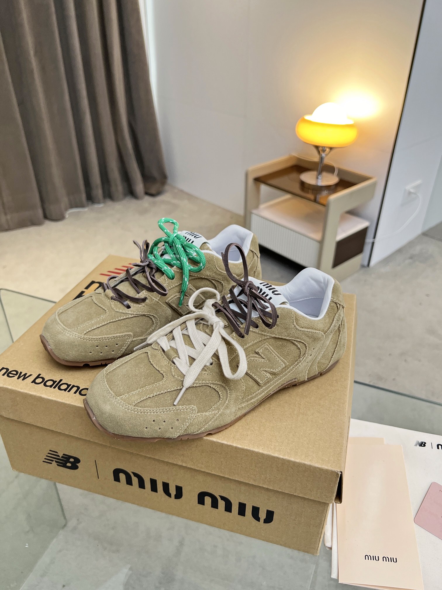 NO:232304,MIU MIU x New Balance NB530 casual sneakers, well deserved the shoe king of the year, Miu Miu x from New Balance classic! Taking inspiration from NB530 sneakers, it launched its own iteration version of 530SL. The sneakers adopt a deconstructed and lightweight design, with a bit of antique antique anti-fur covering the New Balance 530 profile, deliberately worn and uneven leather tones, adding different personalities. This co-branded shoe is equipped with a pair of shoelaces, which brings out a different style with a contrasting splicing feeling, creating a casual tie-up feeling, which adds a bit of Boyish and a casual, multi-dimensional collision to convey a modern style! Size: 35-44 Men's style, casual shoes/sports shoes, miumiu, sneakers19860909MIU MIU缪缪 x New Balance NB530休闲运动鞋,当之无愧年度鞋王,Miu Miu x从New Balance 典经！NB530运动鞋中汲取灵感,推出了自己的代迭版本530SL.该运动鞋采用解构和轻盈的设计,带点彷旧反毛皮包覆 New Balance 530的轮廓,刻意磨损、不均匀的皮革色调,多了不同的个性.这款联名鞋款配有双鞋带设计,以撞色的拼接感带出不同以往的风格,营造出随性系起的感觉,为整体感又多了几分 Boyish 以及率性感,多元对撞,传达现代风格！ 码数:35-44 男款,休闲鞋/运动鞋,miumiu,sneakers,Women's Shoes