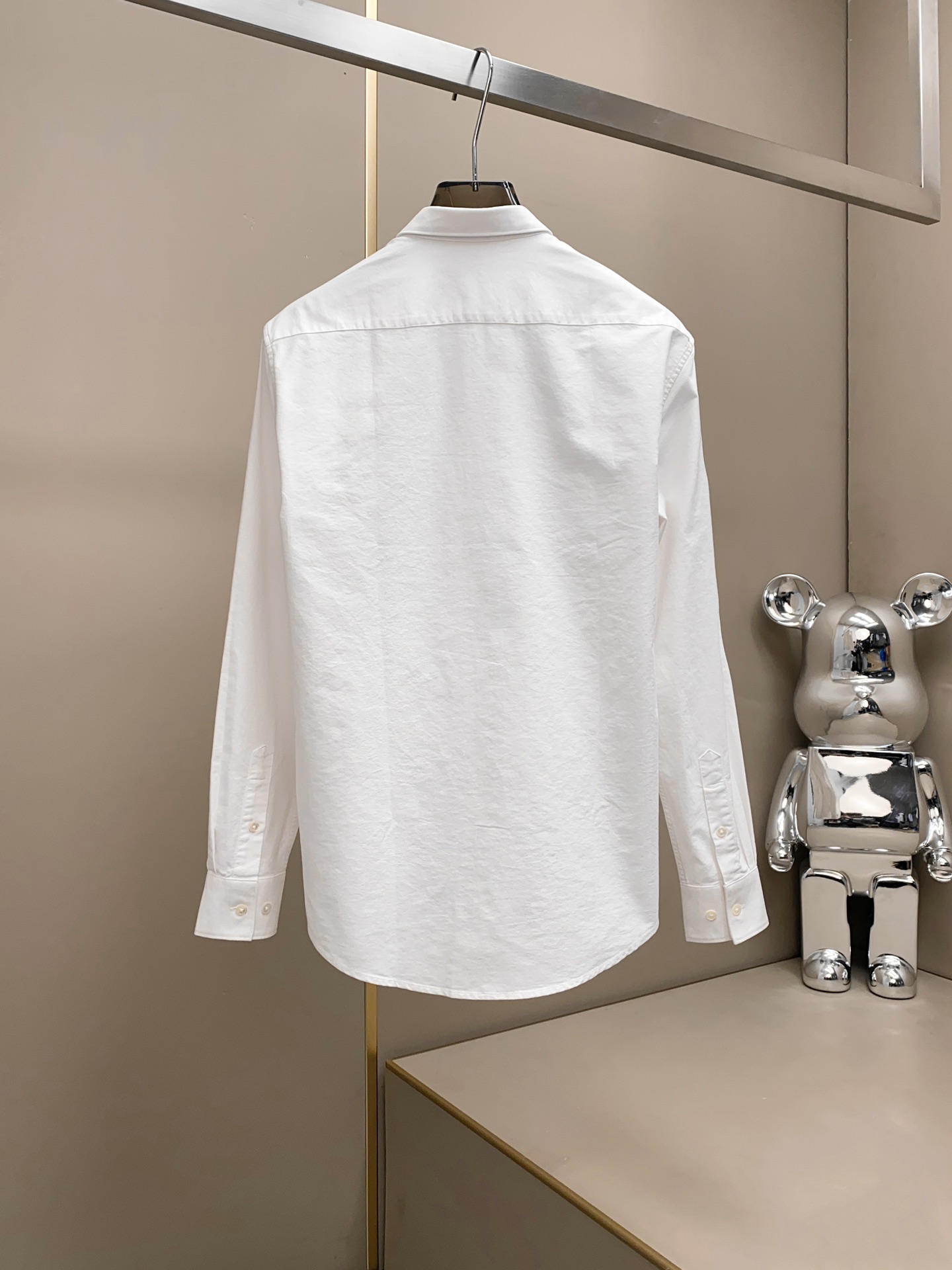 Gucci 25SS新品 时尚简约长袖衬衫，融入现代审美与经典设计的典范之作。这款轻盈的珠地棉质衬衣，以