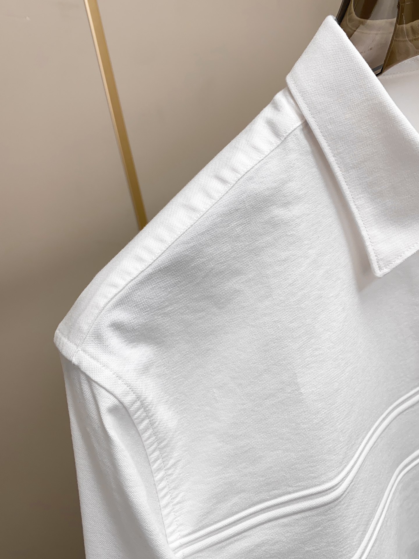 Gucci 25SS新品 时尚简约长袖衬衫，融入现代审美与经典设计的典范之作。这款轻盈的珠地棉质衬衣，以