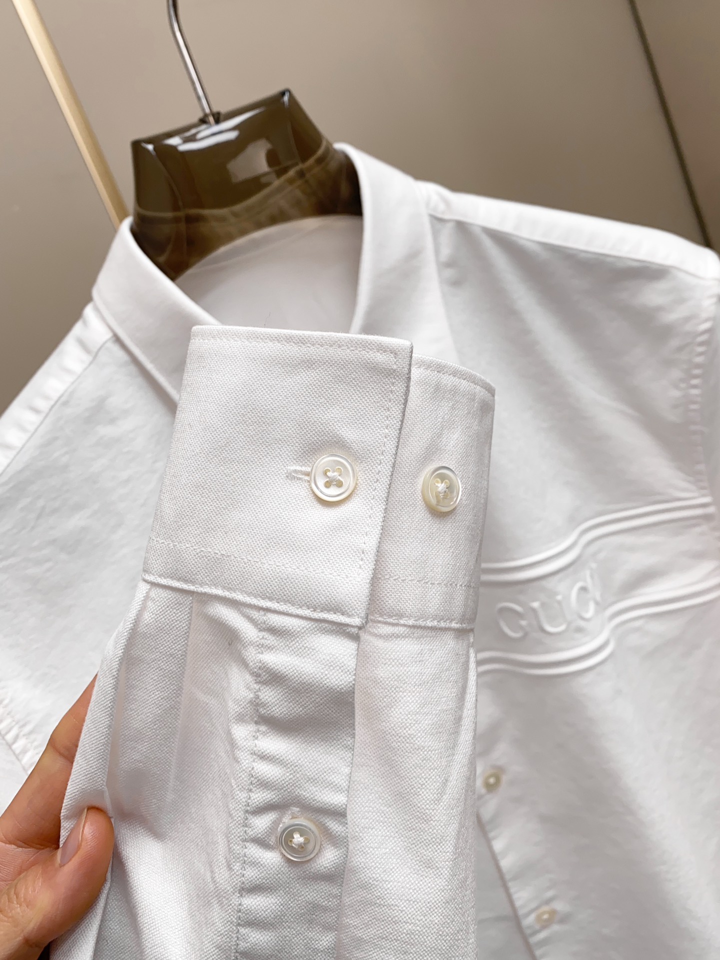 Gucci 25SS新品 时尚简约长袖衬衫，融入现代审美与经典设计的典范之作。这款轻盈的珠地棉质衬衣，以