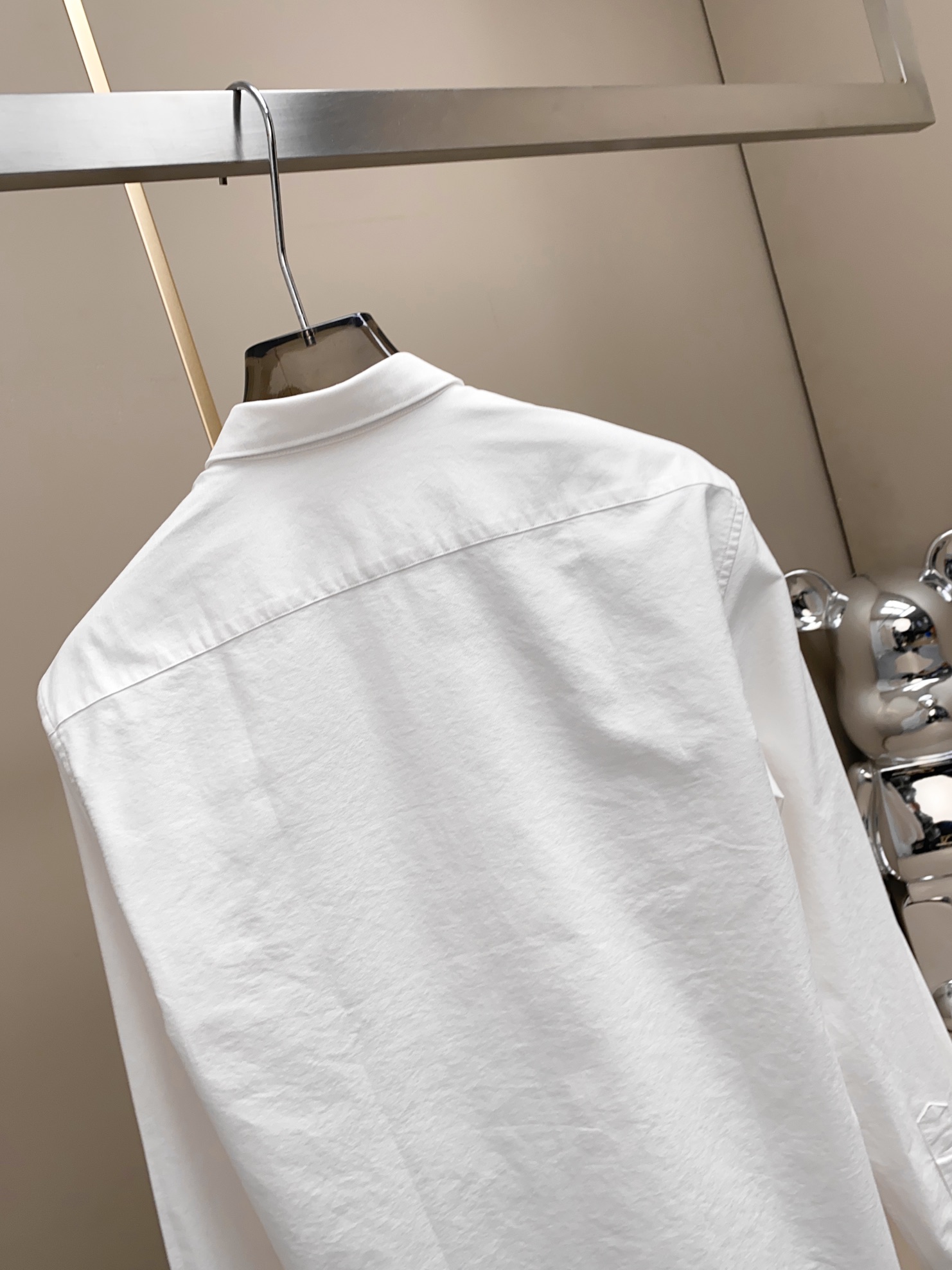 Gucci 25SS新品 时尚简约长袖衬衫，融入现代审美与经典设计的典范之作。这款轻盈的珠地棉质衬衣，以