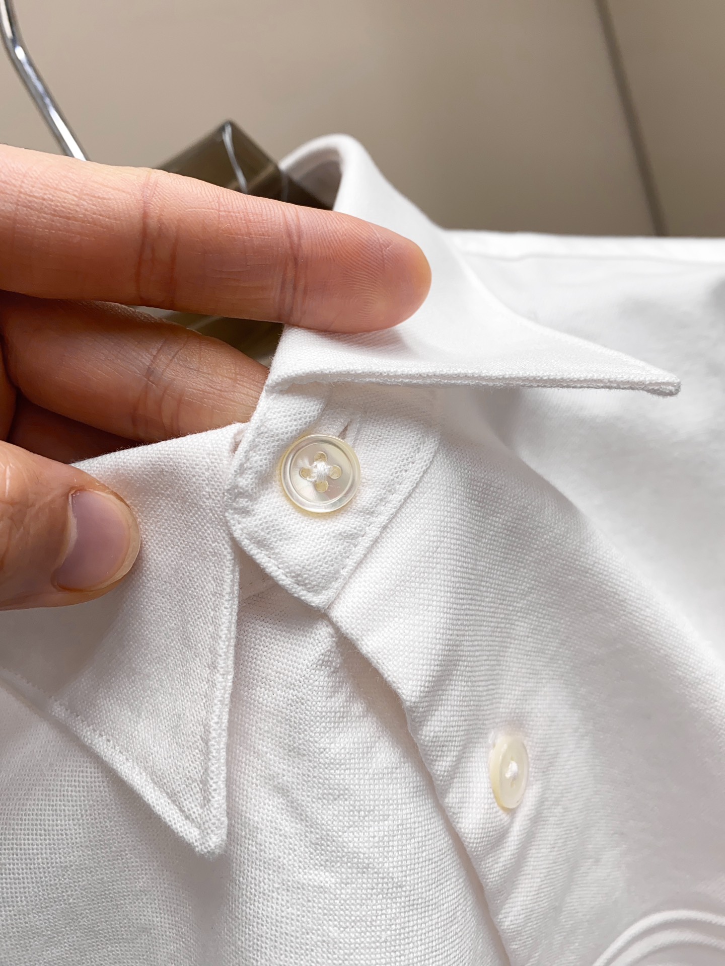 Gucci 25SS新品 时尚简约长袖衬衫，融入现代审美与经典设计的典范之作。这款轻盈的珠地棉质衬衣，以