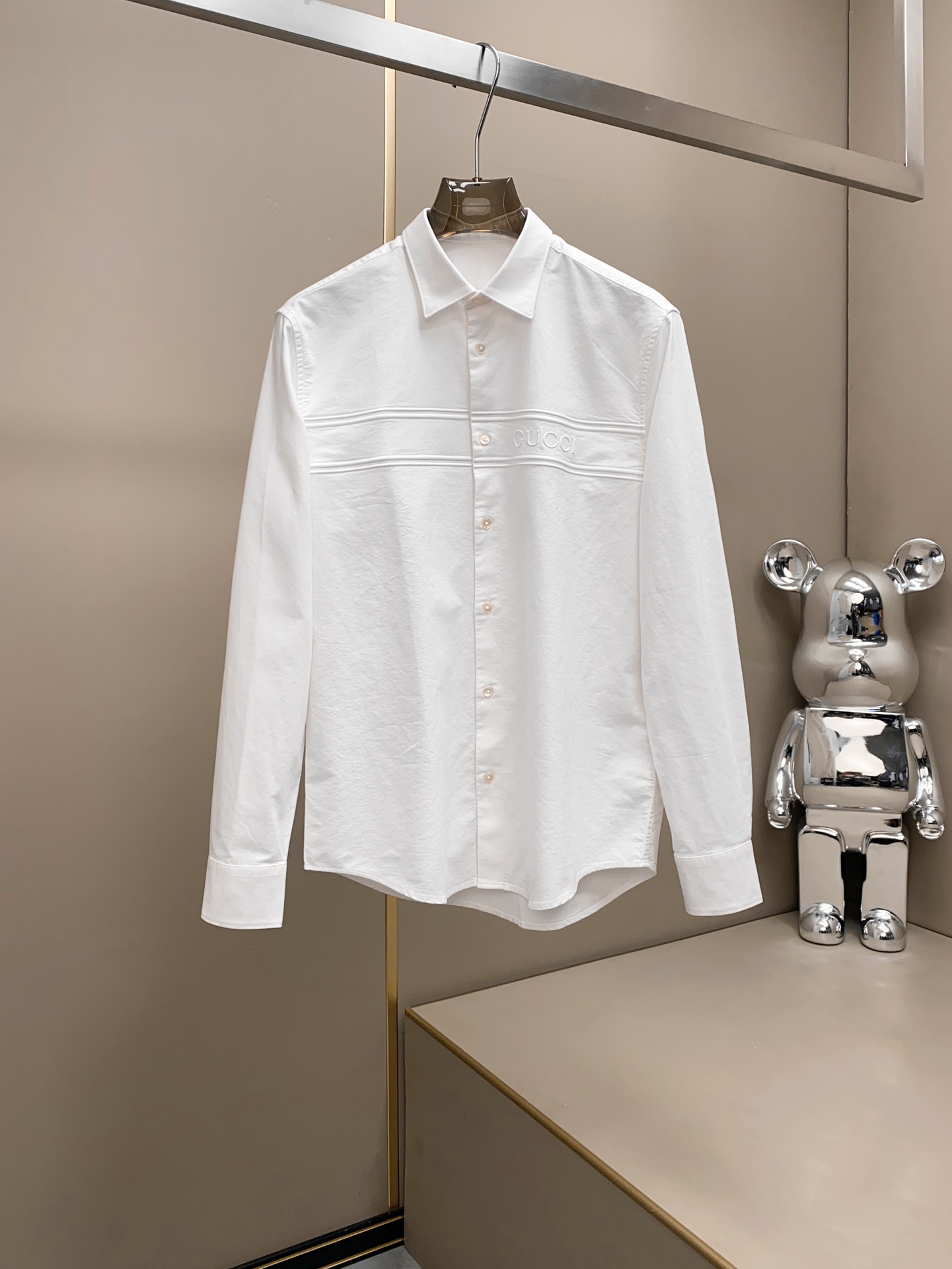 Gucci 25SS新品 时尚简约长袖衬衫，融入现代审美与经典设计的典范之作。这款轻盈的珠地棉质衬衣，以