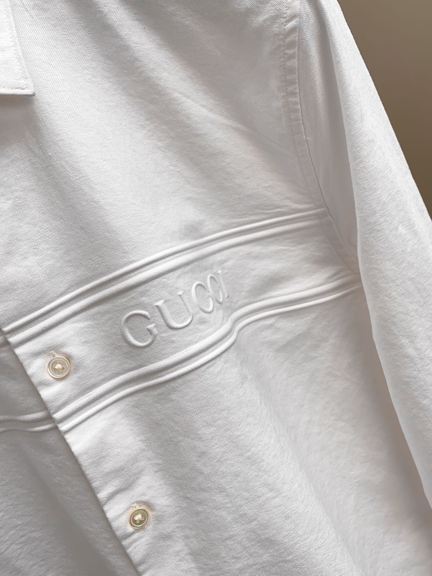 Gucci 25SS新品 时尚简约长袖衬衫，融入现代审美与经典设计的典范之作。这款轻盈的珠地棉质衬衣，以