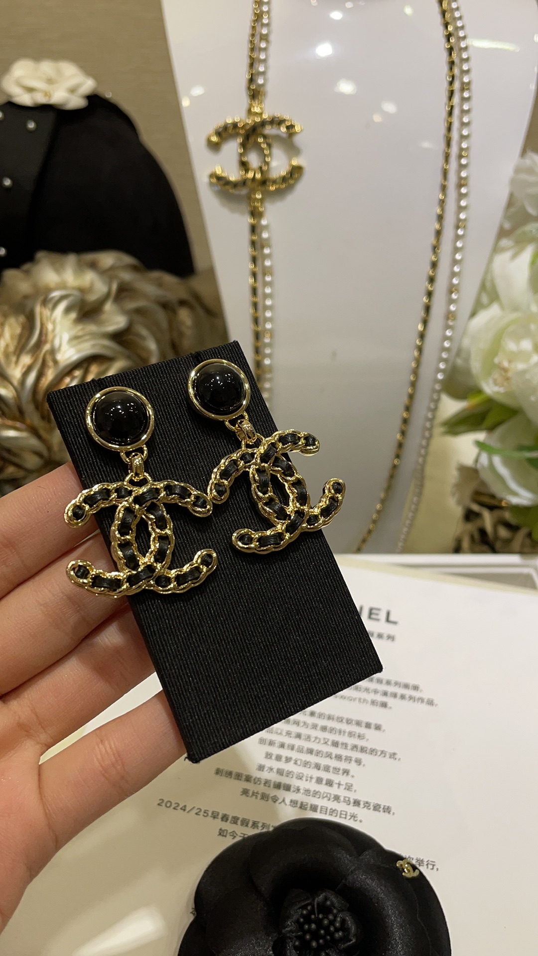 NO:633161,Today's new pendant model 24K new retro black gold color leather chain double C gold earrings Classic leather chain design double C earrings Elegant and cool Large size upper ear effect full of presence The appearance and texture are online The exclusive high-end temperament of the heroine z Consistent brass material Lambskin 88200, earrings, sheepskin, Cardia high-end jewelry19860909今日新品吊坠款 24K新款复古黑金配色皮穿链双C金色耳环 经典皮穿链设计双C耳钉 优雅又酷飒 大号尺寸上耳效果存在感十足 颜值质感在线 大女主专属高级气质 z一致黄铜材质 小羊皮 88200,,earrings,sheepskin,卡迪亚高端饰品,Jewelry