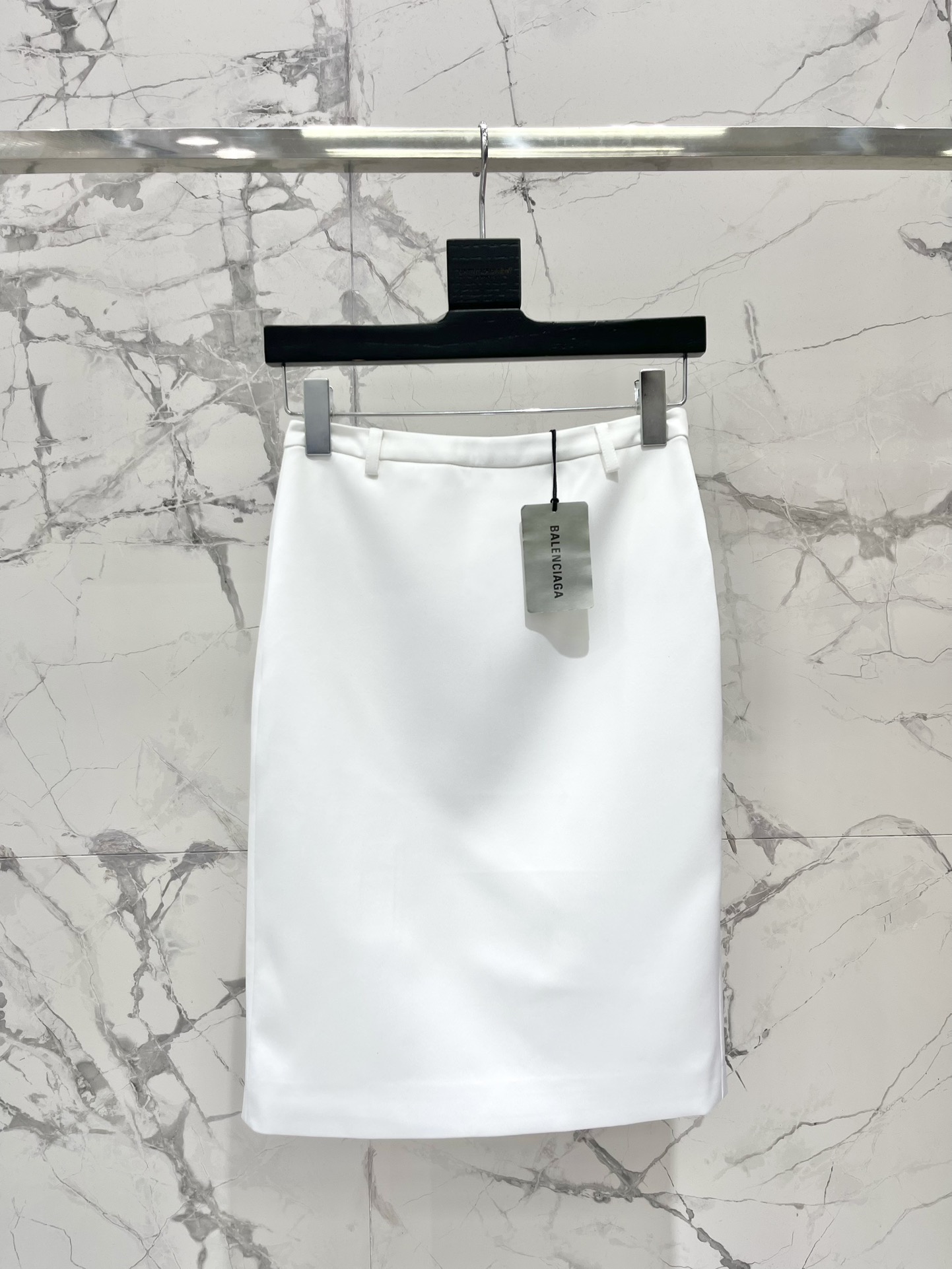 NO:901933,* Balenciaga’s new autumn and winter Korean style simple and versatile skirt is captivating with its high-end tailoring!  It is simply synonymous with simplicity but not simplicity!  The smooth lines of the skirt, whether walking or standing still, can exude a casual elegance that is unforgettable at a glance!  The skirt is in super versatile black, which is a perfect match for autumn and winter!  Whether it is paired with a simple white T-shirt or a turtleneck sweater, you can easily control it and wear it in your own style!  The material is super comfortable!  It is soft yet firm, and it is close-fitting and comfortable when worn without any sense of restraint. The design is super slim, and when you put it on, you will be the little fairy who walks with wind!  Size SML, Balenciaga-clothing, balenciaga, skirts, sweaters, tees, t-shirt,19860909* 巴黎世家秋冬新款韩系简约百搭半身裙 高级感满满的剪裁迷住了！简直是简约而不简单的代名词啊！ 裙摆的流畅线条,无论是走动还是静止,都能散发出一种不经意的优雅,让人一眼难忘！ 半身裙选择了超级百搭的黑色,简直是秋冬季节的万能搭配神器！无论是搭配简约的白T恤,还是高领毛衣,都能轻松驾驭,穿出属于自己的风格！ 材质超级舒适的哦！柔软而又不失挺括感,穿在身上既贴身又舒适,完全不会有束缚感. 版型设计超级显瘦,穿上它,你就是那个走路带风的小仙女啦！ 码数SML,巴黎世家-服装,balenciaga,skirts,sweaters,tees，t-shirt,,Women's clothing