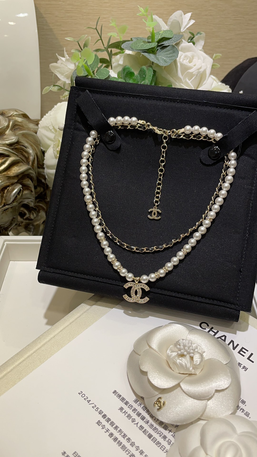 NO:634686,The double layer necklace arrived today. 24K new gold full diamond double C leather threaded pearl necklace. Double layer chain design of leather threaded pearls. It has a layered feel when worn on the upper body. It has a stacking effect. It is romantic and uninhibited yet noble and elegant. It is versatile and classic. ZP consistent brass material, Swarovski diamonds, lambskin, necklace with packaging, necklace, sheepskin, Cartier high-end jewelry19860909今日到货双层项链 24K新款金色满钻双C皮穿链珍珠项链 皮穿链珍珠的双层链条设计 佩戴上身很有层次感 自带叠戴效果 浪漫不羁又足够贵气优雅 百搭经典 zp一致黄铜材质 施华洛钻 小羊皮 项链带包装,,necklace,sheepskin,卡迪亚高端饰品,Jewelry