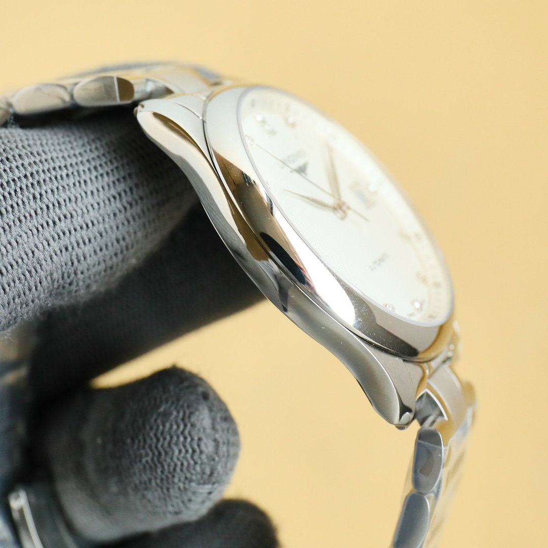 白750 金800
全新推出浪琴LONGINES-名匠三字位系列 原版开模 所有配件与正品100%可互换通用
【机芯】可搭载机芯2824机芯 搭配最新款镂空自动陀整体采用精密拉丝工艺,改良版技术成熟十分稳定动力储备高达48小时
【表壳】“锤压式”316S精培钢。表壳直径40毫米,厚度仅为⚠️9mm⚠️完美表壳质感。防水性能无后顾之忧
【字面针】字面、针、,工厂统一调色,柳叶形蓝钢淬火表针(烧蓝针)版型和工艺均同步正品,操作和调试的方法吻合原版,表盘上的麦穗纹理同正品如出一格,肉眼无法辨雌雄。
【钢带皮带】意大利牛皮三种颜色:棕、黑,蓝。皮带颜色与正品一致。搭配美光精致表扣,精良,舒适而坚固。
诚挚欢迎各位表友品鉴!