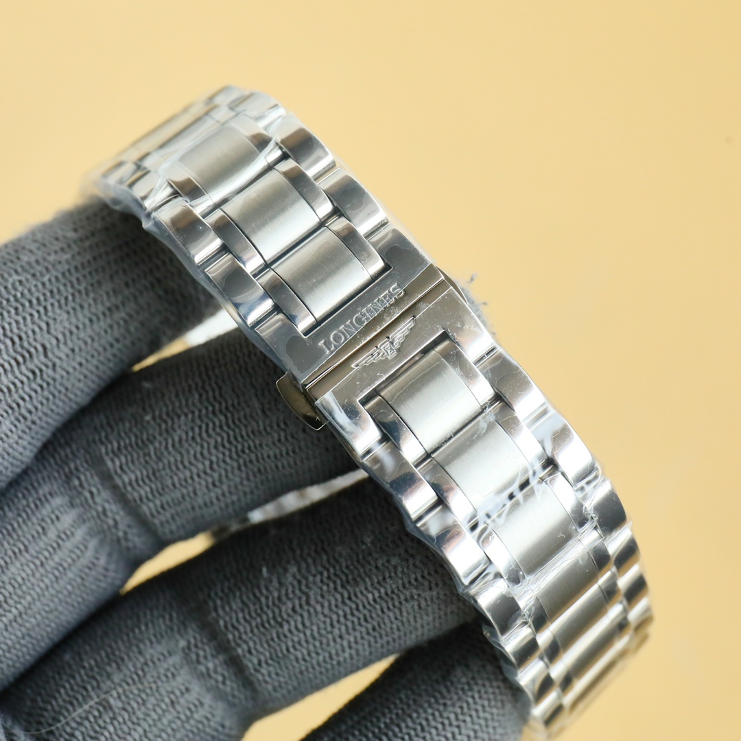 白750 金800
全新推出浪琴LONGINES-名匠三字位系列 原版开模 所有配件与正品100%可互换通用
【机芯】可搭载机芯2824机芯 搭配最新款镂空自动陀整体采用精密拉丝工艺,改良版技术成熟十分稳定动力储备高达48小时
【表壳】“锤压式”316S精培钢。表壳直径40毫米,厚度仅为⚠️9mm⚠️完美表壳质感。防水性能无后顾之忧
【字面针】字面、针、,工厂统一调色,柳叶形蓝钢淬火表针(烧蓝针)版型和工艺均同步正品,操作和调试的方法吻合原版,表盘上的麦穗纹理同正品如出一格,肉眼无法辨雌雄。
【钢带皮带】意大利牛皮三种颜色:棕、黑,蓝。皮带颜色与正品一致。搭配美光精致表扣,精良,舒适而坚固。
诚挚欢迎各位表友品鉴!