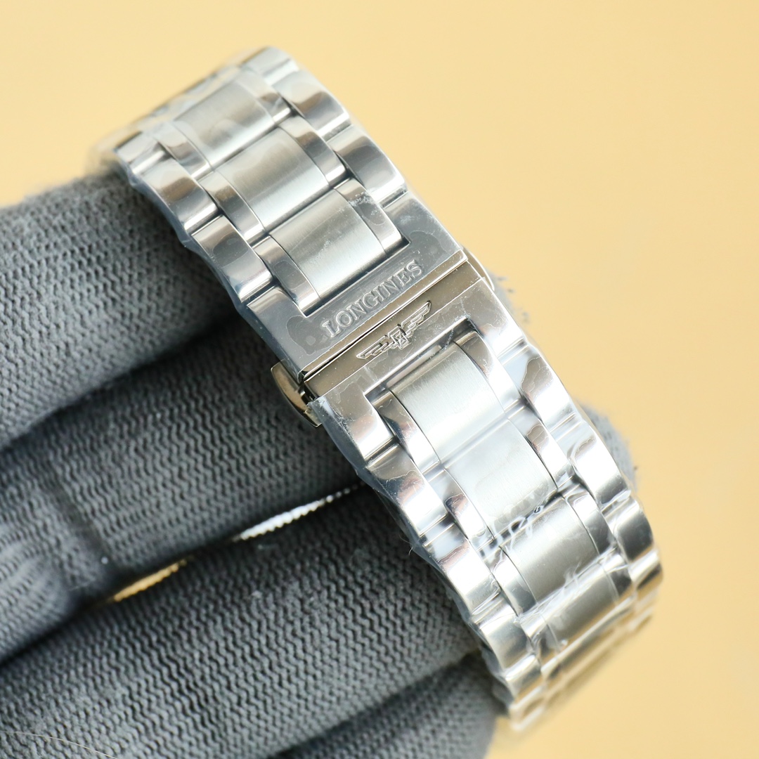 白750 金800
全新推出浪琴LONGINES-名匠三字位系列 原版开模 所有配件与正品100%可互换通用
【机芯】可搭载机芯2824机芯 搭配最新款镂空自动陀整体采用精密拉丝工艺,改良版技术成熟十分稳定动力储备高达48小时
【表壳】“锤压式”316S精培钢。表壳直径40毫米,厚度仅为⚠️9mm⚠️完美表壳质感。防水性能无后顾之忧
【字面针】字面、针、,工厂统一调色,柳叶形蓝钢淬火表针(烧蓝针)版型和工艺均同步正品,操作和调试的方法吻合原版,表盘上的麦穗纹理同正品如出一格,肉眼无法辨雌雄。
【钢带皮带】意大利牛皮三种颜色:棕、黑,蓝。皮带颜色与正品一致。搭配美光精致表扣,精良,舒适而坚固。
诚挚欢迎各位表友品鉴!