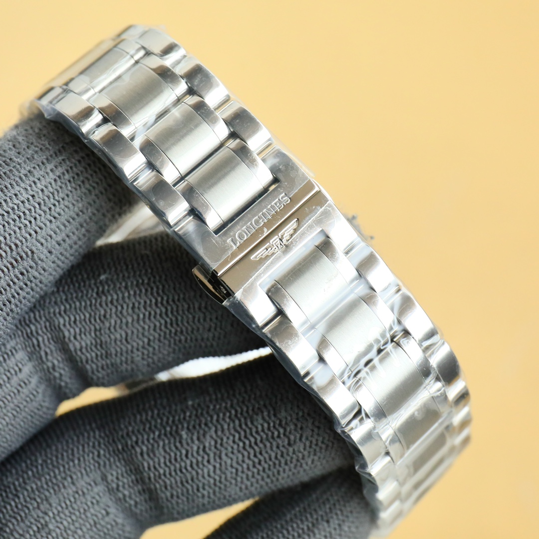 白750 金800
全新推出浪琴LONGINES-名匠三字位系列 原版开模 所有配件与正品100%可互换通用
【机芯】可搭载机芯2824机芯 搭配最新款镂空自动陀整体采用精密拉丝工艺,改良版技术成熟十分稳定动力储备高达48小时
【表壳】“锤压式”316S精培钢。表壳直径40毫米,厚度仅为⚠️9mm⚠️完美表壳质感。防水性能无后顾之忧
【字面针】字面、针、,工厂统一调色,柳叶形蓝钢淬火表针(烧蓝针)版型和工艺均同步正品,操作和调试的方法吻合原版,表盘上的麦穗纹理同正品如出一格,肉眼无法辨雌雄。
【钢带皮带】意大利牛皮三种颜色:棕、黑,蓝。皮带颜色与正品一致。搭配美光精致表扣,精良,舒适而坚固。
诚挚欢迎各位表友品鉴!
