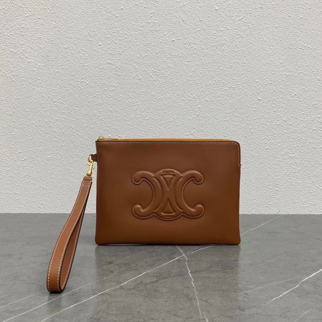 NO:185845,Genuine grade original leather version New product online CE hot clutch bag Ce clutch simple cowhide style item Xiaoxiaoyi is also super capable of installing several mobile phones all kinds of daily products, wear-resistant and first-class hand-held bag, good-looking whenever you match it, model number 100502 color tan brown Size 24x17x2cm 16892804, Celine, handbag, cowhide19860909正品级 原厂皮版本 新品上线 CE 爆款手拿包 Ce手拿包 牛皮简约风单品 小小一个也是超能装 几个手机各种日常品都ok 耐磨也是一流 手拿 配大包 随意搭配都好看 款号100502 颜色黄褐棕 尺寸24x17x2cm 16892804,赛琳,celine,handbag,cowhide,Bag