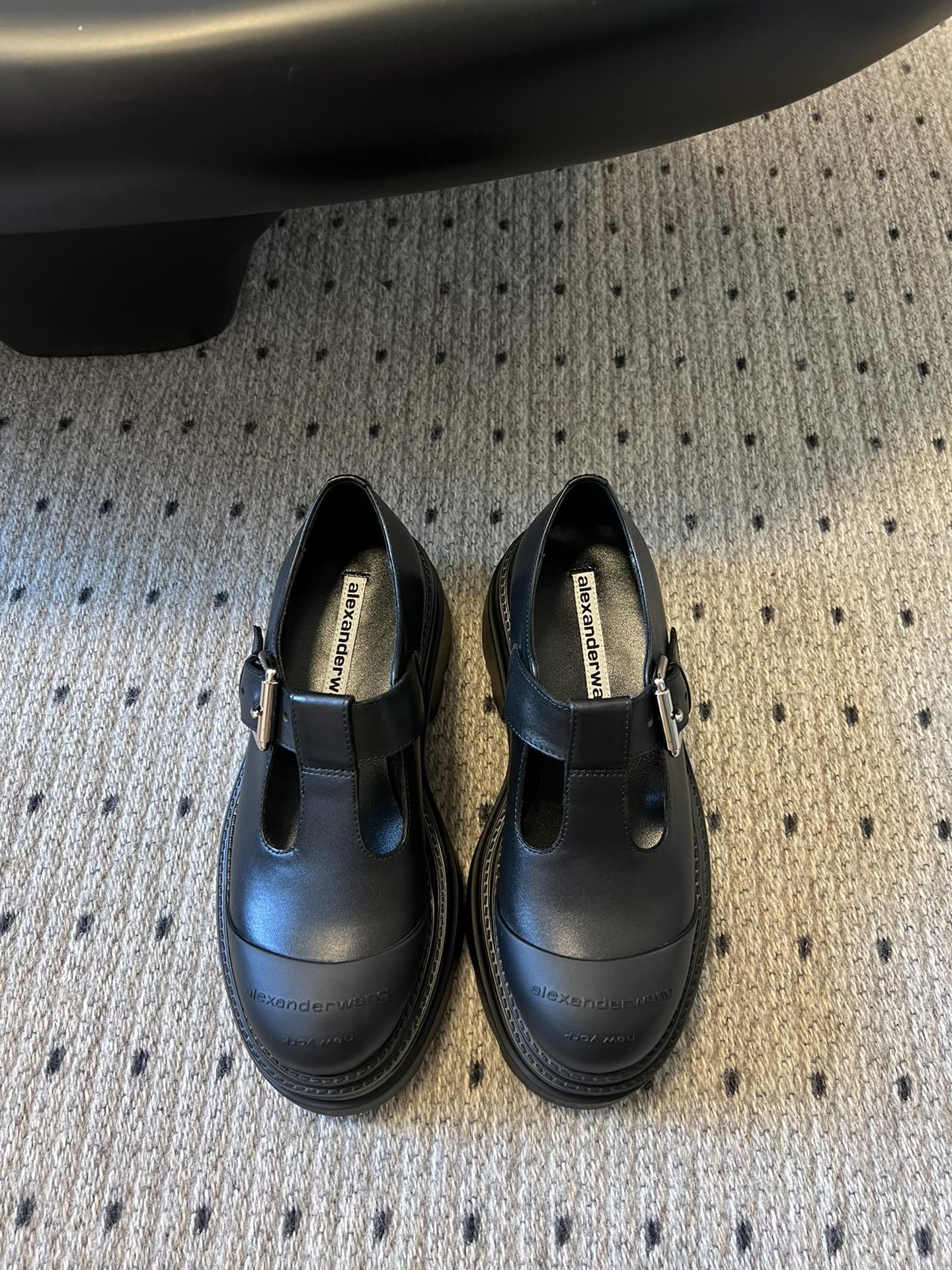 NO:164140,Alexander wan* latest model, star-like thick-soled and lightweight Mary Jane, many celebrities, Ju Jingyi, Yang Mi and other Alexander King Loafers!  Super comfortable!  The thick bottom is very light!  !  !  The super thick sole brings extraordinary and visual effects!  The fried chicken with feet really makes your legs look thin!  But it's a bit heavy!  The upper is made of all cowhide!  The upper has an iconic logo to increase recognition!  !  Overall, it is still very beautiful and comfortable!  Material with beaded beads/cowhide inner beads, large sole, open mold, light rubber sole, shoe size 35-39/40 customized, non-return, loafers, alexander wang,loafers,mary jane,cowhide19860909批 Alexander wan* 最新款 明星同款厚底轻便玛丽珍 超多明星鞠婧祎杨幂等同款亚历山大王乐福鞋！超级舒服！厚底很轻！！！超厚的鞋底带来的是非寻常的**效果以及视觉效果！上脚的真的炒鸡显腿细！但是确实有点重就是了！鞋面采用全牛皮制作！鞋面有标志性logo增加辨识度！！整体来说还是很美丽很舒适的！ 材质开边珠牛皮/牛皮 内里牛里 大底开模轻便橡胶底 鞋码35-39/40定制不退换,乐福鞋,alexander wang,loafers,mary jane,cowhide,Women's Shoes