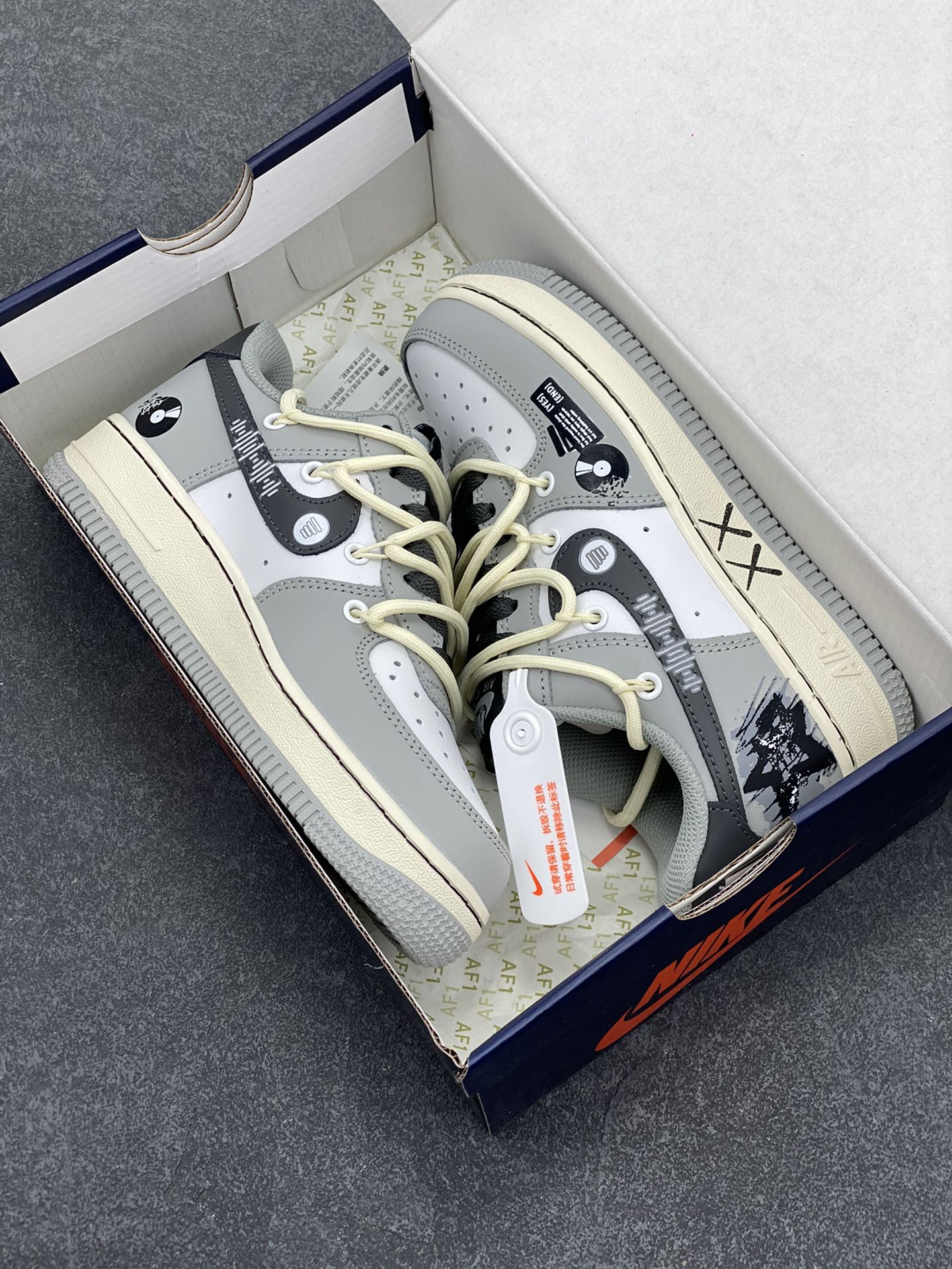 图片[9]-Nike Air Force 1 Low “Vinyl” “黑胶唱片”空军一号低帮休闲运动绑带板鞋  在数字音乐蓬勃发展的今天，黑胶唱片却宛如一位穿越时光的优雅老者，带着独有的韵味，坚守在音乐爱好者的心中。那精致的圆盘，仿佛承载着无尽的故事。从外观上看，它的封套设计常常是艺术与创意的完美结合 货号：KS6896-666 尺码：36 36.5 37.5 38 38.5 39 40 40.5 41 42 42.5 43 44 44.5 45-选品中心