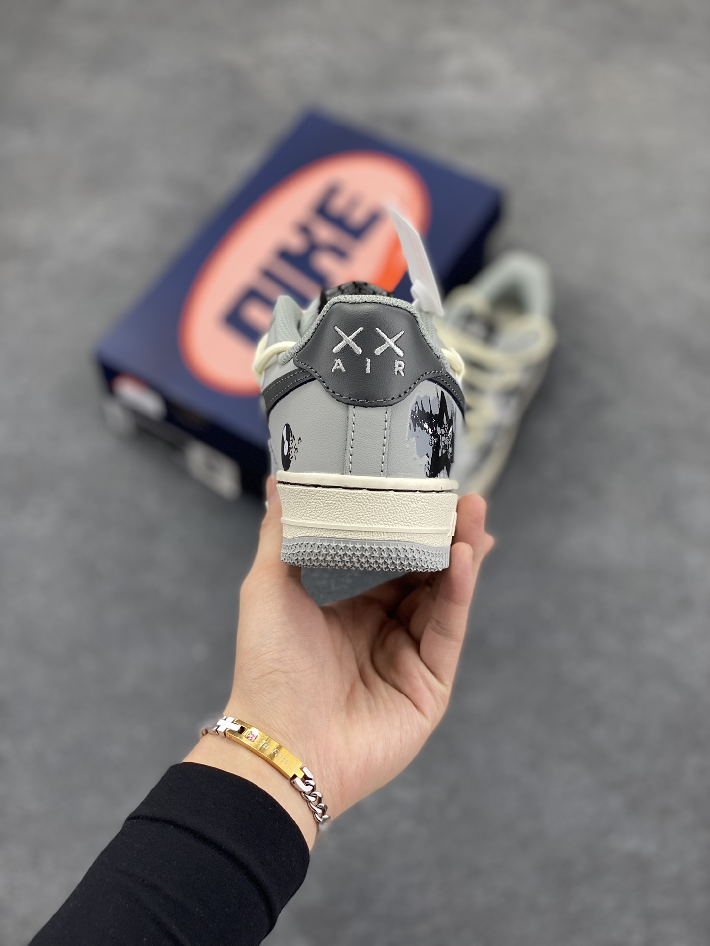 图片[4]-Nike Air Force 1 Low “Vinyl” “黑胶唱片”空军一号低帮休闲运动绑带板鞋  在数字音乐蓬勃发展的今天，黑胶唱片却宛如一位穿越时光的优雅老者，带着独有的韵味，坚守在音乐爱好者的心中。那精致的圆盘，仿佛承载着无尽的故事。从外观上看，它的封套设计常常是艺术与创意的完美结合 货号：KS6896-666 尺码：36 36.5 37.5 38 38.5 39 40 40.5 41 42 42.5 43 44 44.5 45-选品中心