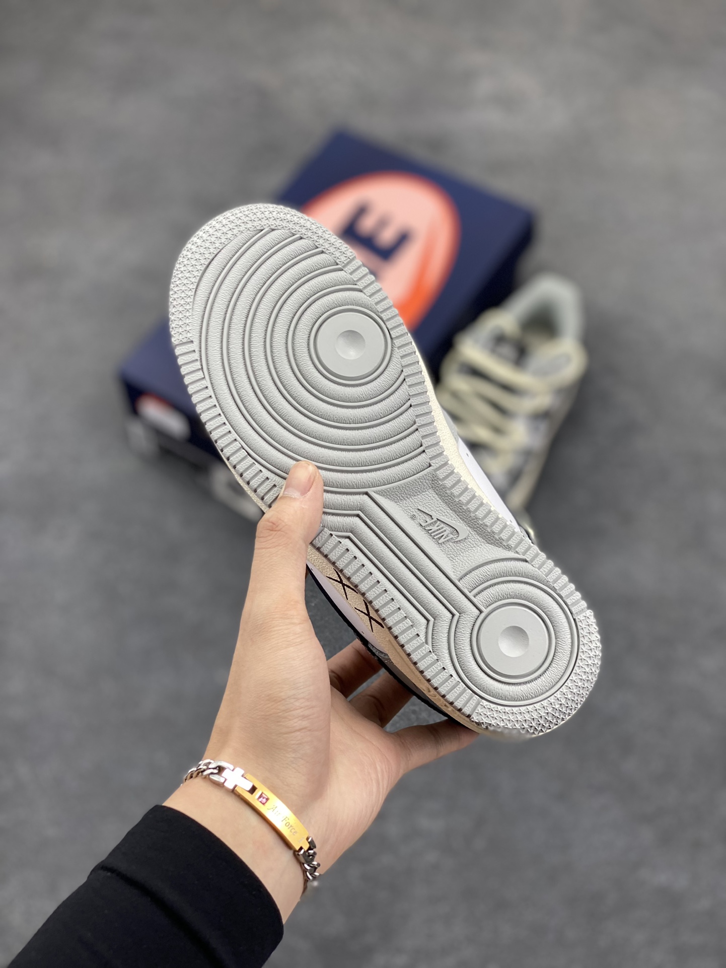 图片[5]-Nike Air Force 1 Low “Vinyl” “黑胶唱片”空军一号低帮休闲运动绑带板鞋  在数字音乐蓬勃发展的今天，黑胶唱片却宛如一位穿越时光的优雅老者，带着独有的韵味，坚守在音乐爱好者的心中。那精致的圆盘，仿佛承载着无尽的故事。从外观上看，它的封套设计常常是艺术与创意的完美结合 货号：KS6896-666 尺码：36 36.5 37.5 38 38.5 39 40 40.5 41 42 42.5 43 44 44.5 45-选品中心