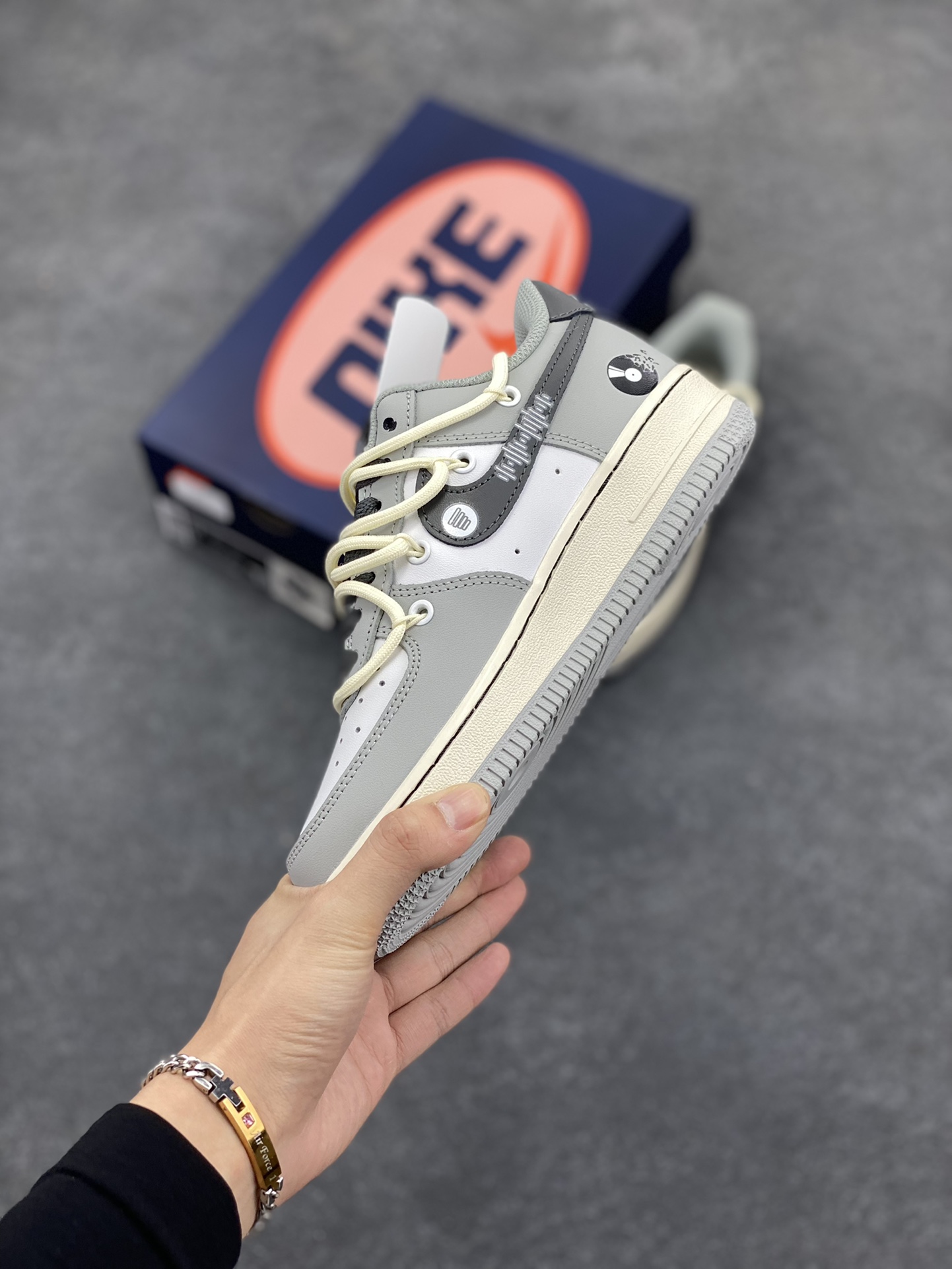 图片[3]-Nike Air Force 1 Low “Vinyl” “黑胶唱片”空军一号低帮休闲运动绑带板鞋  在数字音乐蓬勃发展的今天，黑胶唱片却宛如一位穿越时光的优雅老者，带着独有的韵味，坚守在音乐爱好者的心中。那精致的圆盘，仿佛承载着无尽的故事。从外观上看，它的封套设计常常是艺术与创意的完美结合 货号：KS6896-666 尺码：36 36.5 37.5 38 38.5 39 40 40.5 41 42 42.5 43 44 44.5 45-选品中心