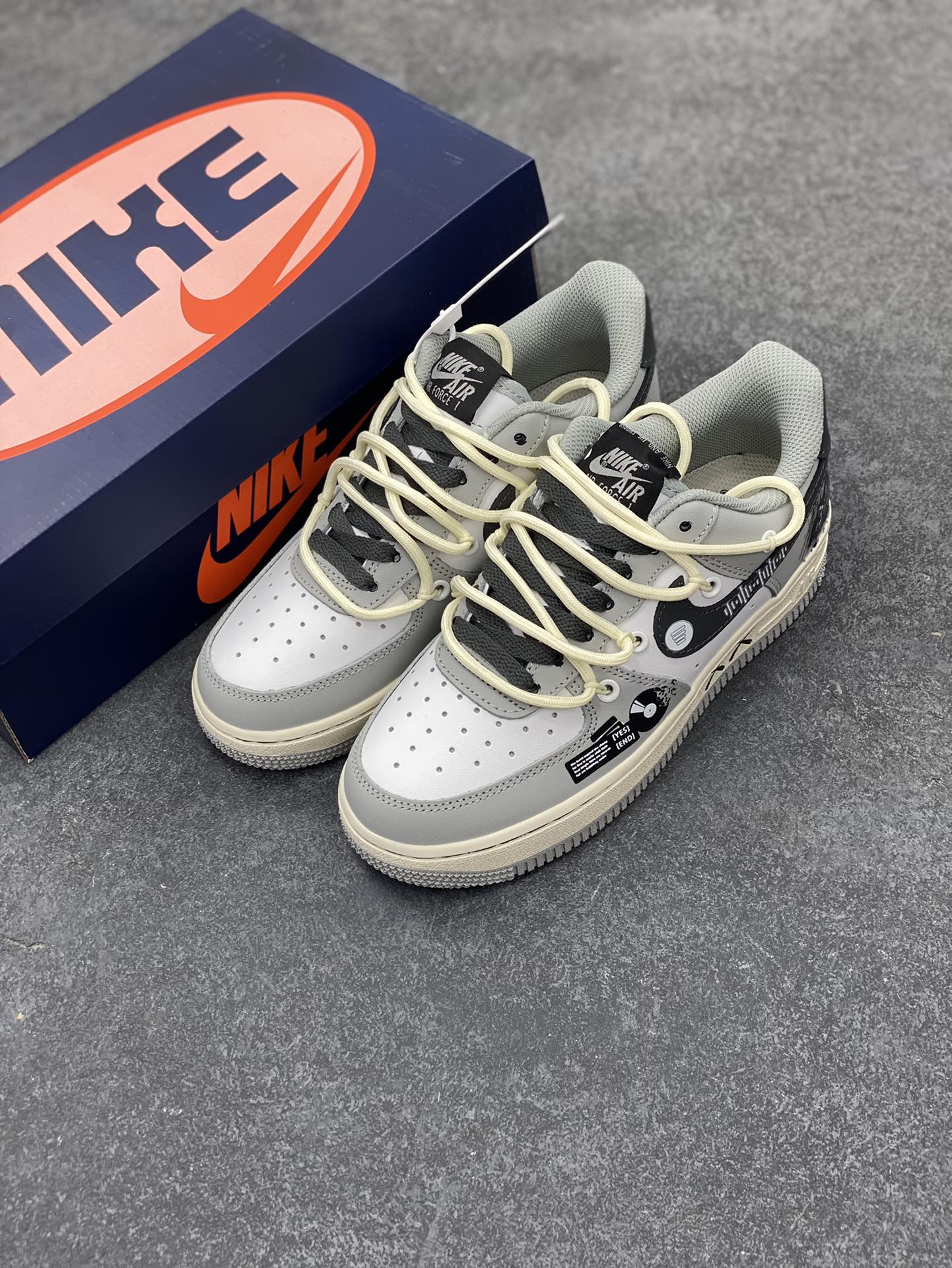 图片[8]-Nike Air Force 1 Low “Vinyl” “黑胶唱片”空军一号低帮休闲运动绑带板鞋  在数字音乐蓬勃发展的今天，黑胶唱片却宛如一位穿越时光的优雅老者，带着独有的韵味，坚守在音乐爱好者的心中。那精致的圆盘，仿佛承载着无尽的故事。从外观上看，它的封套设计常常是艺术与创意的完美结合 货号：KS6896-666 尺码：36 36.5 37.5 38 38.5 39 40 40.5 41 42 42.5 43 44 44.5 45-选品中心