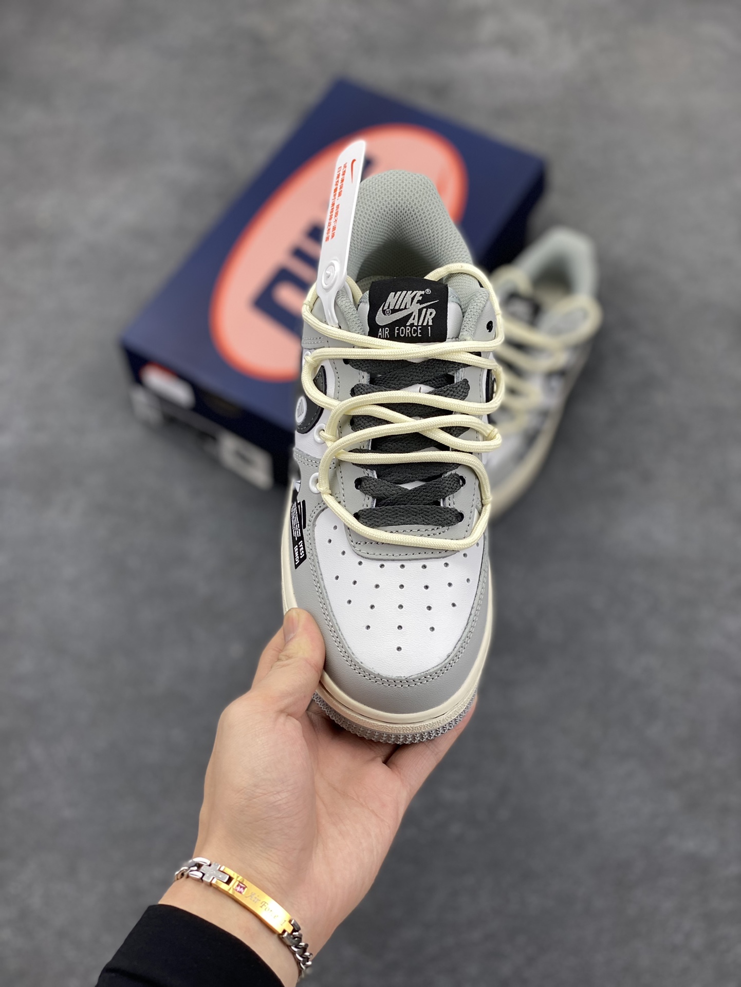 图片[2]-Nike Air Force 1 Low “Vinyl” “黑胶唱片”空军一号低帮休闲运动绑带板鞋  在数字音乐蓬勃发展的今天，黑胶唱片却宛如一位穿越时光的优雅老者，带着独有的韵味，坚守在音乐爱好者的心中。那精致的圆盘，仿佛承载着无尽的故事。从外观上看，它的封套设计常常是艺术与创意的完美结合 货号：KS6896-666 尺码：36 36.5 37.5 38 38.5 39 40 40.5 41 42 42.5 43 44 44.5 45-选品中心