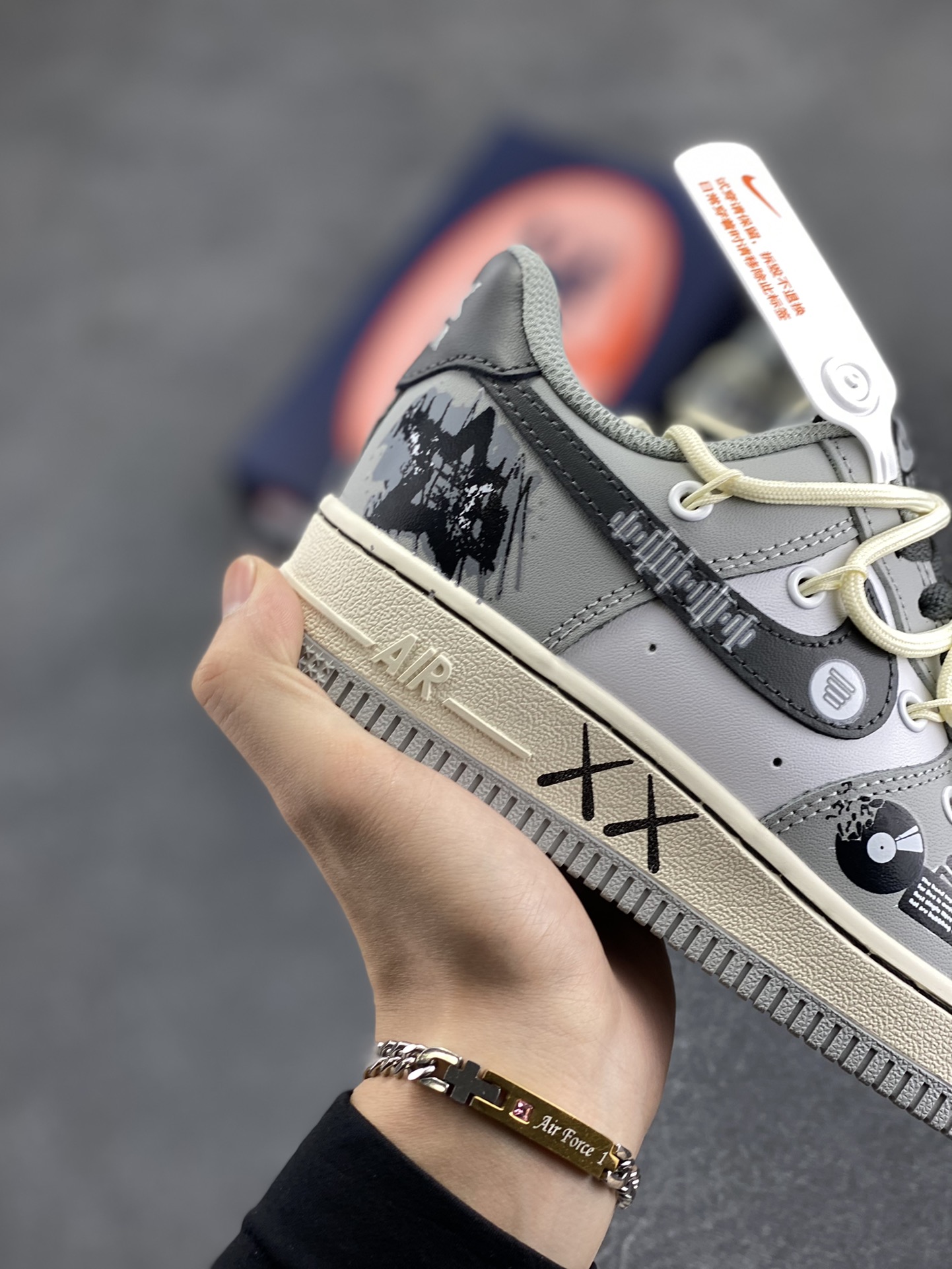 图片[6]-Nike Air Force 1 Low “Vinyl” “黑胶唱片”空军一号低帮休闲运动绑带板鞋  在数字音乐蓬勃发展的今天，黑胶唱片却宛如一位穿越时光的优雅老者，带着独有的韵味，坚守在音乐爱好者的心中。那精致的圆盘，仿佛承载着无尽的故事。从外观上看，它的封套设计常常是艺术与创意的完美结合 货号：KS6896-666 尺码：36 36.5 37.5 38 38.5 39 40 40.5 41 42 42.5 43 44 44.5 45-选品中心