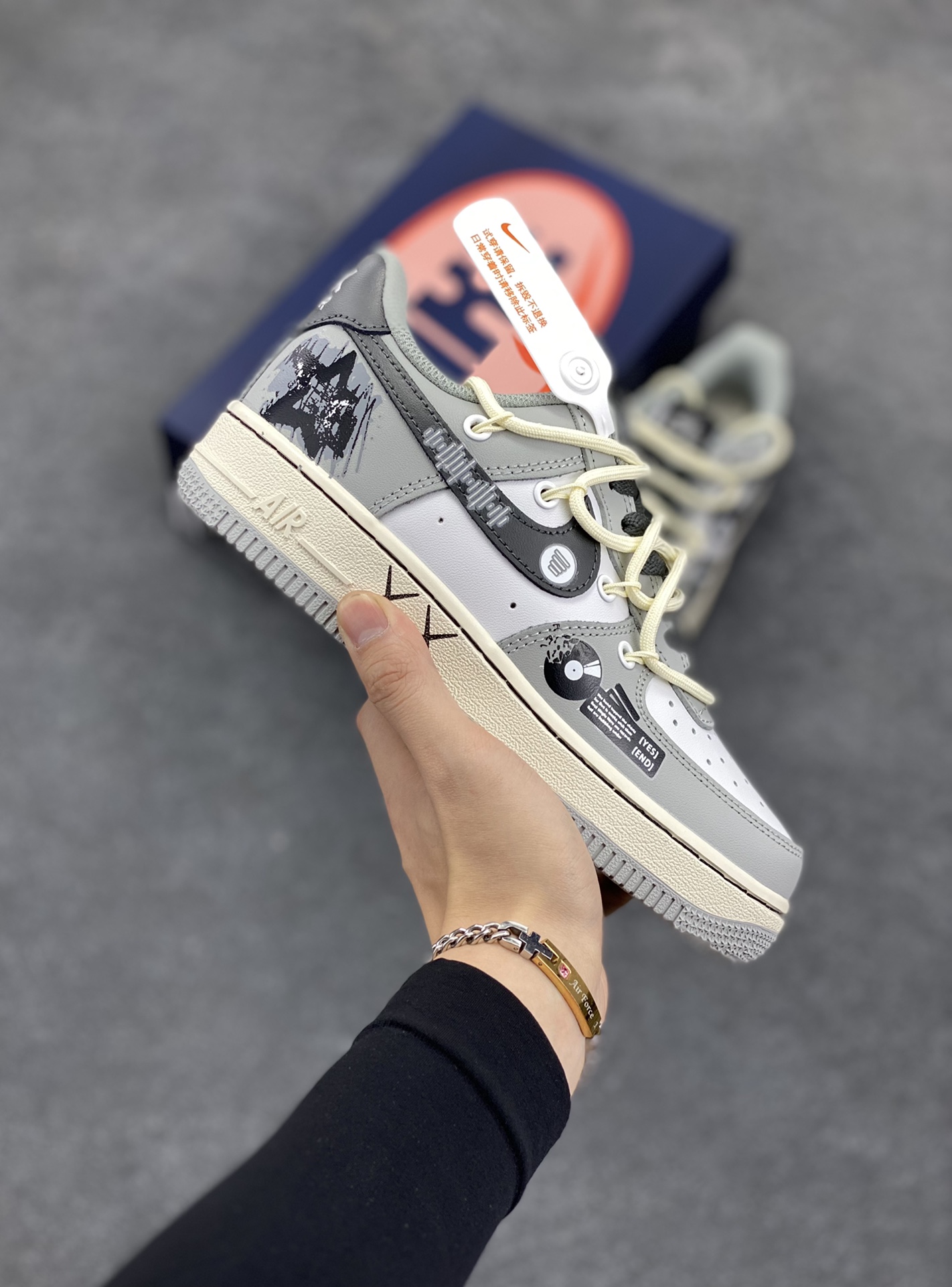 Nike Air Force 1 Low “Vinyl” “黑胶唱片”空军一号低帮休闲运动绑带板鞋  在数字音乐蓬勃发展的今天，黑胶唱片却宛如一位穿越时光的优雅老者，带着独有的韵味，坚守在音乐爱好者的心中。那精致的圆盘，仿佛承载着无尽的故事。从外观上看，它的封套设计常常是艺术与创意的完美结合 货号：KS6896-666 尺码：36 36.5 37.5 38 38.5 39 40 40.5 41 42 42.5 43 44 44.5 45-选品中心