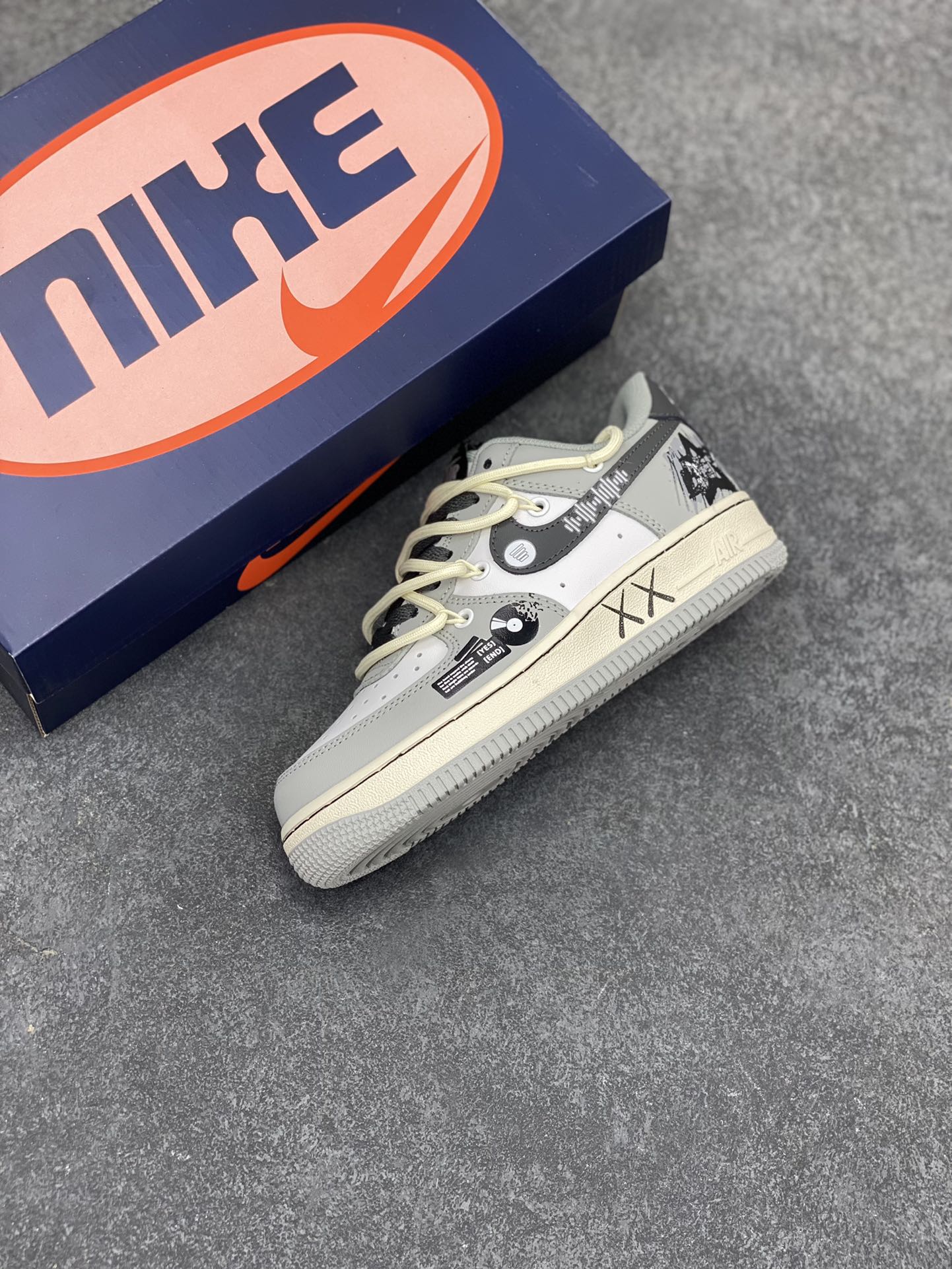 图片[7]-Nike Air Force 1 Low “Vinyl” “黑胶唱片”空军一号低帮休闲运动绑带板鞋  在数字音乐蓬勃发展的今天，黑胶唱片却宛如一位穿越时光的优雅老者，带着独有的韵味，坚守在音乐爱好者的心中。那精致的圆盘，仿佛承载着无尽的故事。从外观上看，它的封套设计常常是艺术与创意的完美结合 货号：KS6896-666 尺码：36 36.5 37.5 38 38.5 39 40 40.5 41 42 42.5 43 44 44.5 45-选品中心