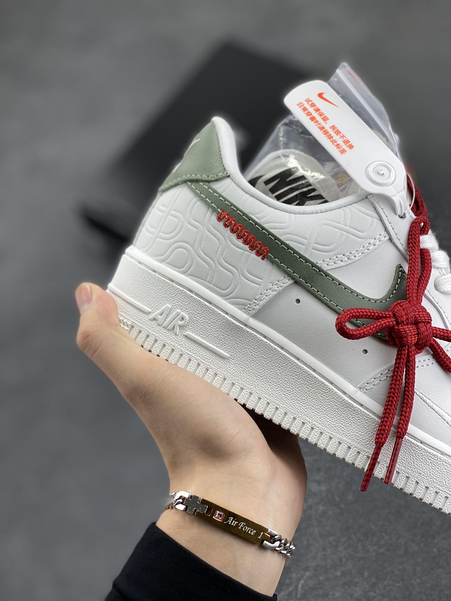 图片[6]-Nike Air Force 1 Low 蛇年 空军一号低帮运动休闲板鞋 原楦头原纸板 打造纯正空军版型#专注外贸渠道 全掌内置蜂窝气垫 #原盒配件 原厂中底钢印、拉帮完美 货号：HV5979-130 尺码：36 36.5 37.5 38 38.5 39 40 40.5 41 42 42.5 43 44 44.5 45-选品中心