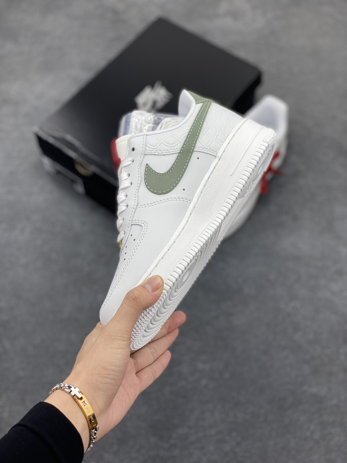 图片[3]-Nike Air Force 1 Low 蛇年 空军一号低帮运动休闲板鞋 原楦头原纸板 打造纯正空军版型#专注外贸渠道 全掌内置蜂窝气垫 #原盒配件 原厂中底钢印、拉帮完美 货号：HV5979-130 尺码：36 36.5 37.5 38 38.5 39 40 40.5 41 42 42.5 43 44 44.5 45-选品中心