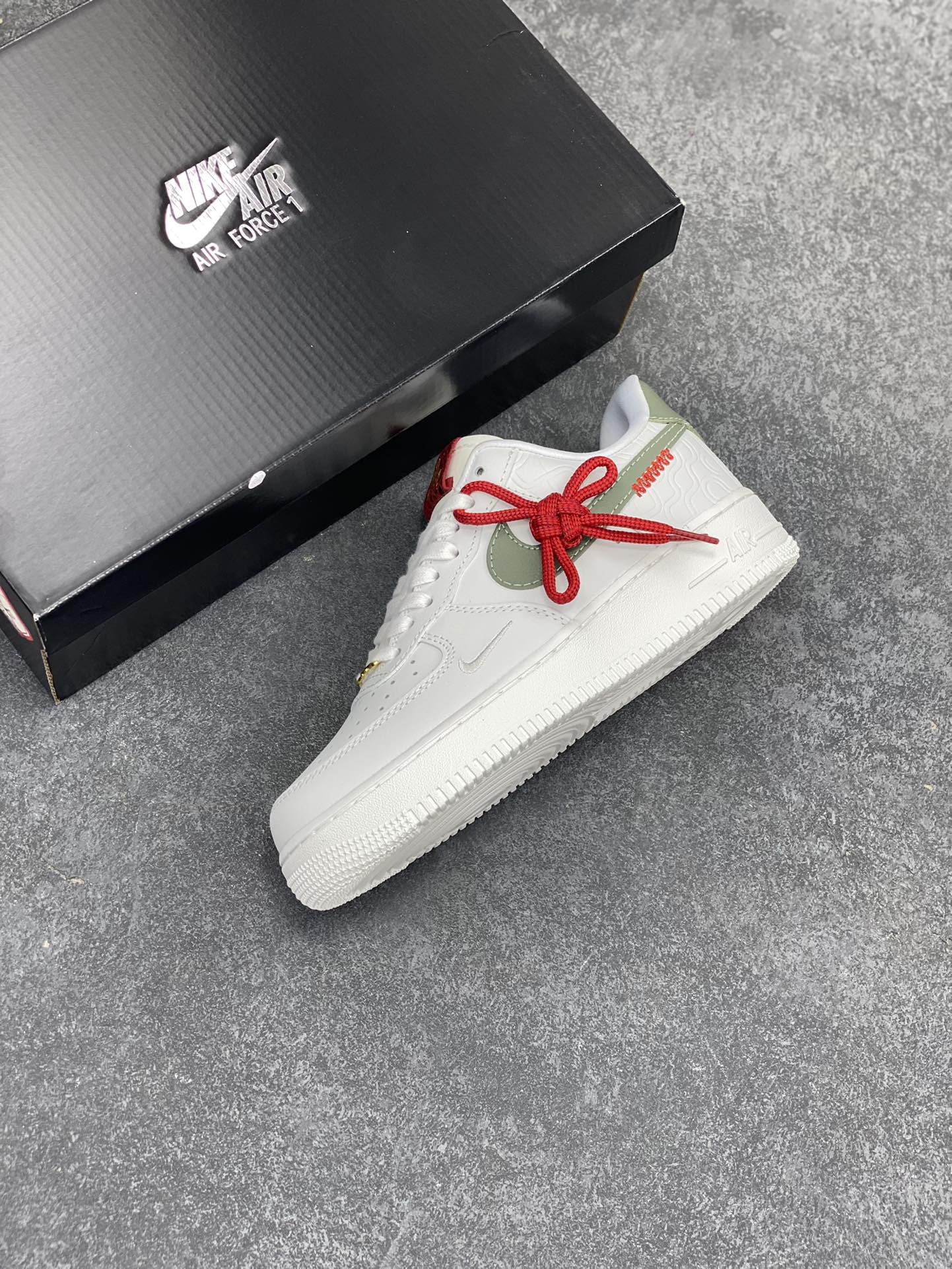 图片[7]-Nike Air Force 1 Low 蛇年 空军一号低帮运动休闲板鞋 原楦头原纸板 打造纯正空军版型#专注外贸渠道 全掌内置蜂窝气垫 #原盒配件 原厂中底钢印、拉帮完美 货号：HV5979-130 尺码：36 36.5 37.5 38 38.5 39 40 40.5 41 42 42.5 43 44 44.5 45-选品中心