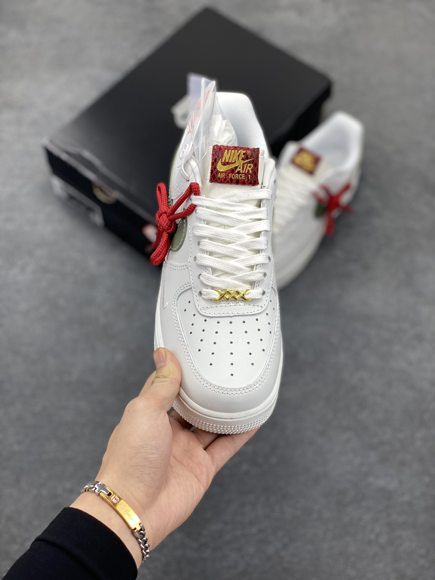 图片[2]-Nike Air Force 1 Low 蛇年 空军一号低帮运动休闲板鞋 原楦头原纸板 打造纯正空军版型#专注外贸渠道 全掌内置蜂窝气垫 #原盒配件 原厂中底钢印、拉帮完美 货号：HV5979-130 尺码：36 36.5 37.5 38 38.5 39 40 40.5 41 42 42.5 43 44 44.5 45-选品中心