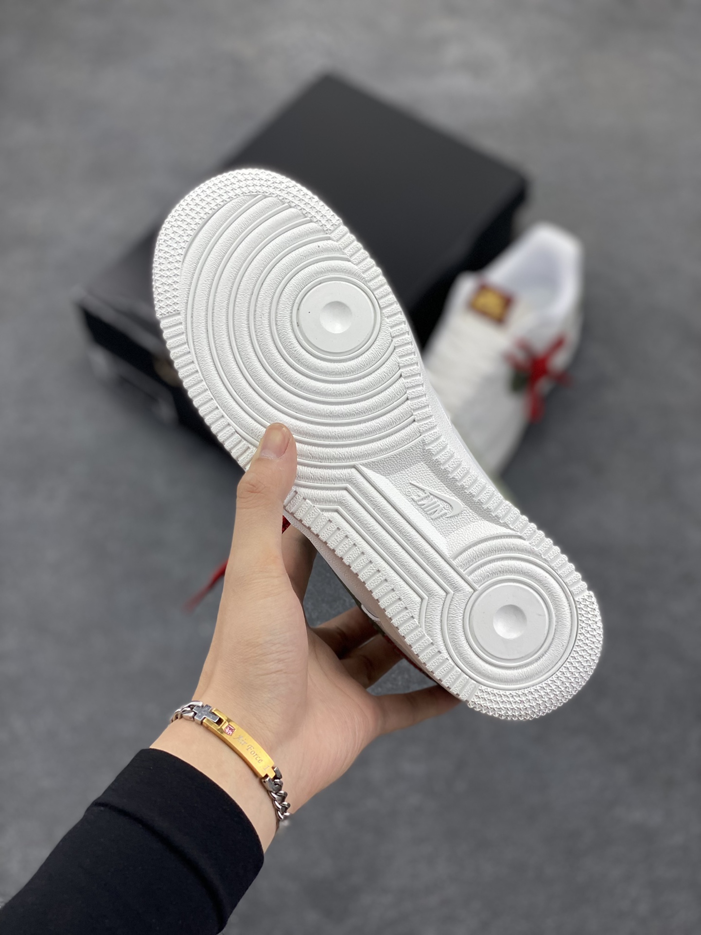 图片[5]-Nike Air Force 1 Low 蛇年 空军一号低帮运动休闲板鞋 原楦头原纸板 打造纯正空军版型#专注外贸渠道 全掌内置蜂窝气垫 #原盒配件 原厂中底钢印、拉帮完美 货号：HV5979-130 尺码：36 36.5 37.5 38 38.5 39 40 40.5 41 42 42.5 43 44 44.5 45-选品中心