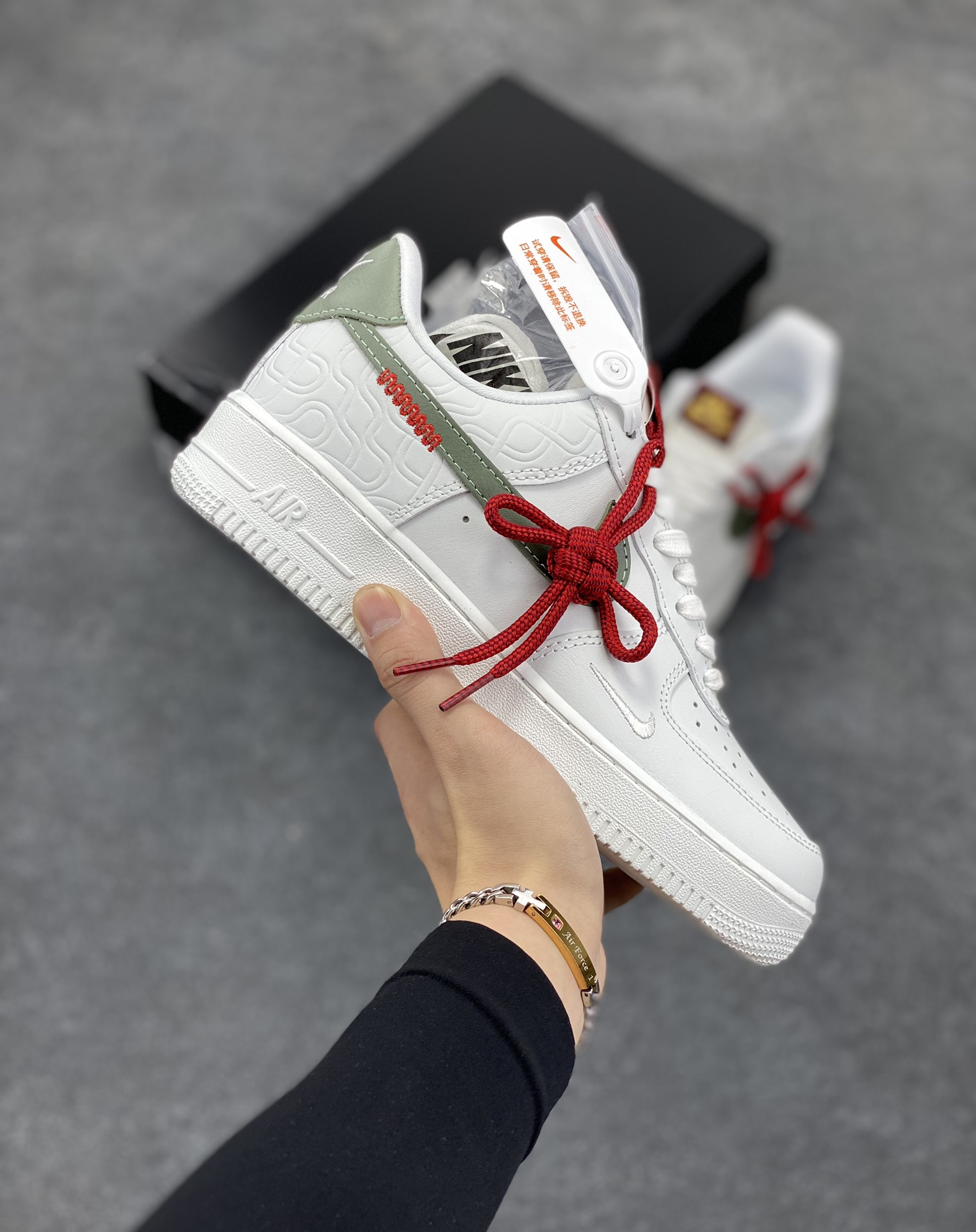Nike Air Force 1 Low 蛇年 空军一号低帮运动休闲板鞋 原楦头原纸板 打造纯正空军版型#专注外贸渠道 全掌内置蜂窝气垫 #原盒配件 原厂中底钢印、拉帮完美 货号:HV5979-130 尺码:36 36.5 37.5 38 38.5 39 40 40.5 41 42 42.5 43 44 44.5 45-选品中心