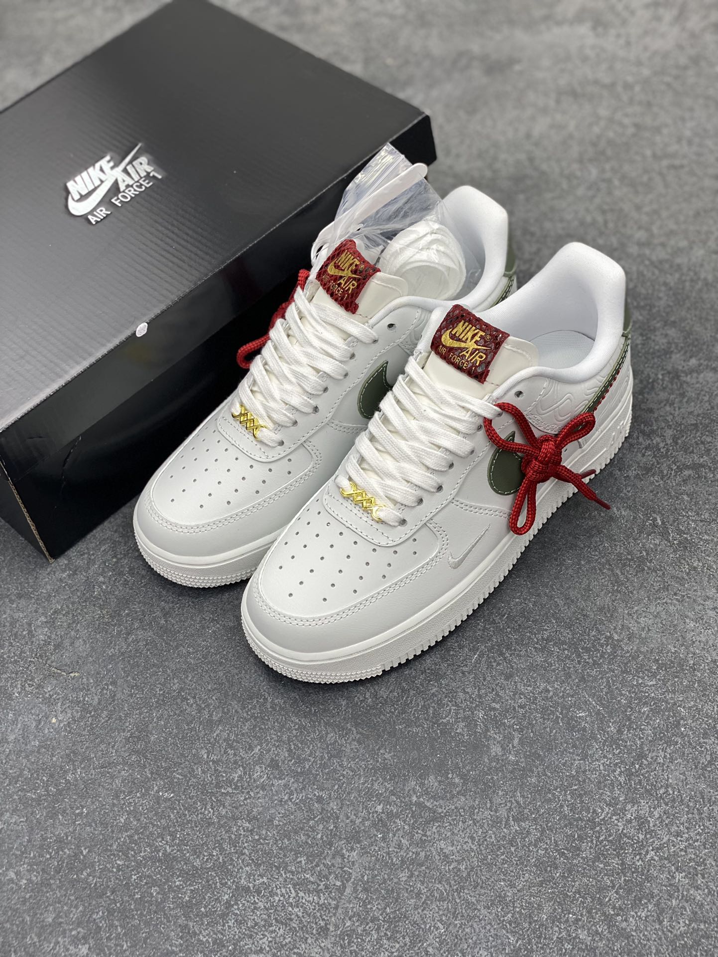 图片[8]-Nike Air Force 1 Low 蛇年 空军一号低帮运动休闲板鞋 原楦头原纸板 打造纯正空军版型#专注外贸渠道 全掌内置蜂窝气垫 #原盒配件 原厂中底钢印、拉帮完美 货号：HV5979-130 尺码：36 36.5 37.5 38 38.5 39 40 40.5 41 42 42.5 43 44 44.5 45-选品中心
