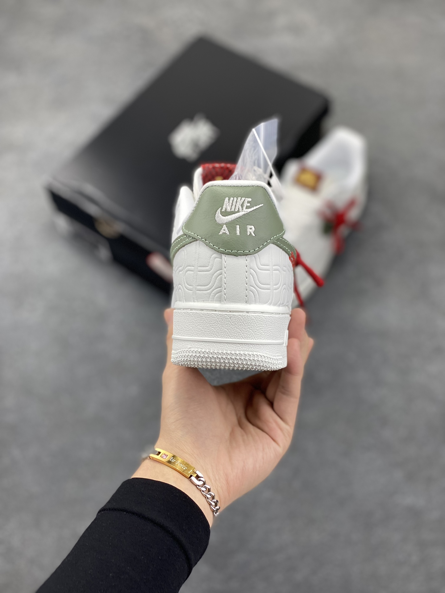 图片[4]-Nike Air Force 1 Low 蛇年 空军一号低帮运动休闲板鞋 原楦头原纸板 打造纯正空军版型#专注外贸渠道 全掌内置蜂窝气垫 #原盒配件 原厂中底钢印、拉帮完美 货号：HV5979-130 尺码：36 36.5 37.5 38 38.5 39 40 40.5 41 42 42.5 43 44 44.5 45-选品中心