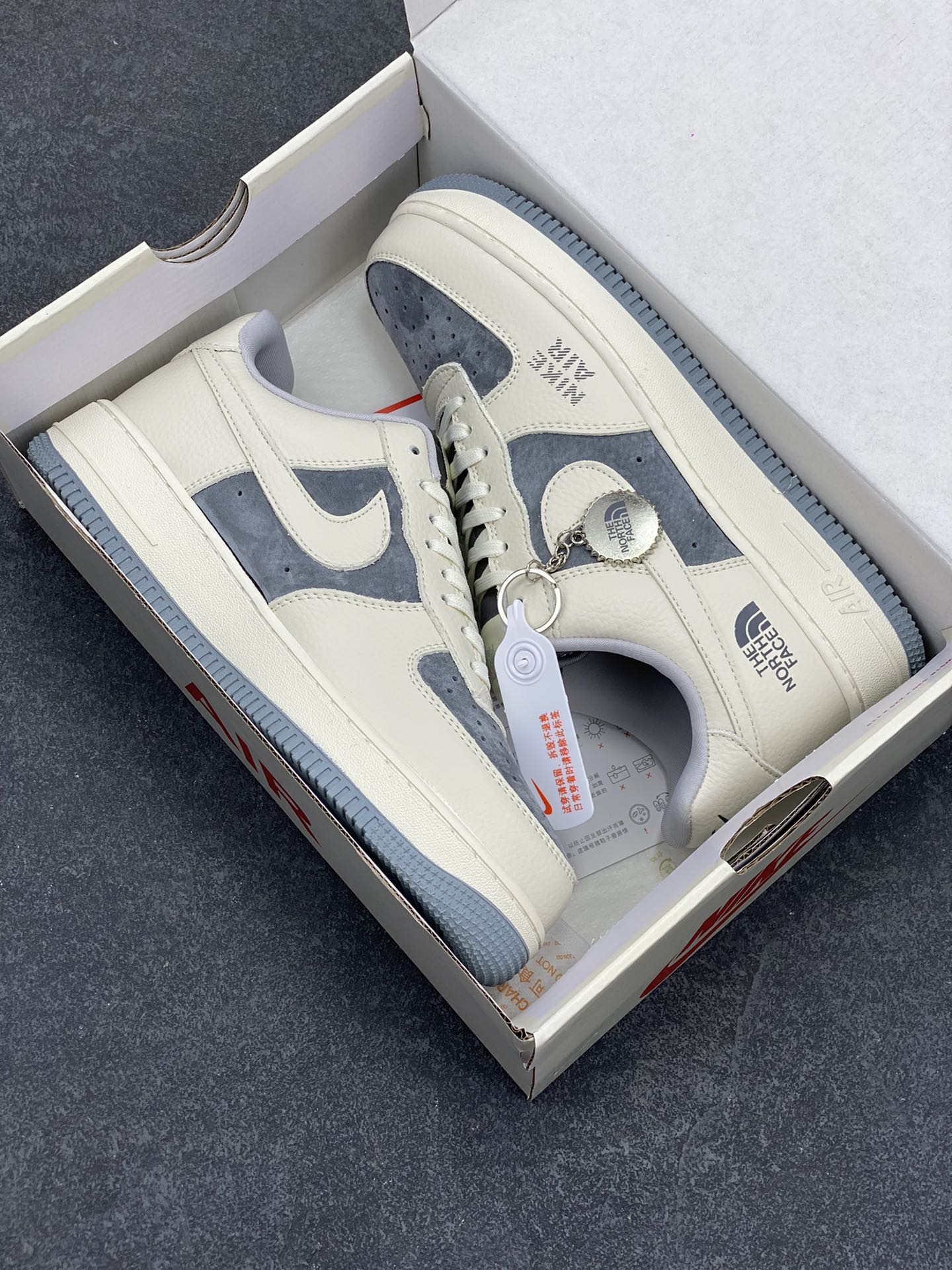 图片[9]-NIke Air Force 1 \’07 Low “北面联名–米白灰底”空军一号 低帮 运动鞋 休闲鞋 折边针车 工艺难度大 原楦头原纸板 原装鞋盒 定制五金配件 内置全掌气垫 原厂鞋底 货号：DF0188-014 尺码：36 36.5 37.5 38 38.5 39 40 40.5 41 42 42.5 43 44 44.5 45-选品中心