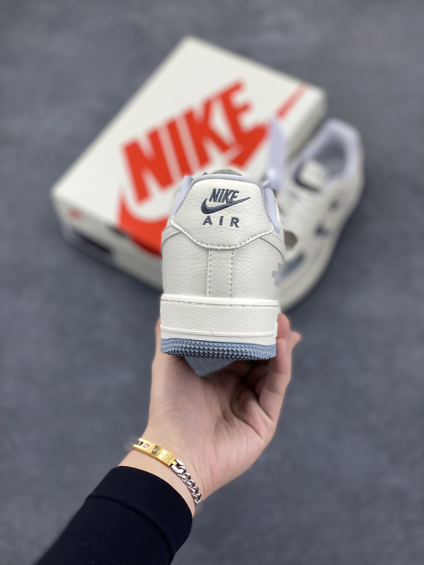图片[4]-NIke Air Force 1 \’07 Low “北面联名–米白灰底”空军一号 低帮 运动鞋 休闲鞋 折边针车 工艺难度大 原楦头原纸板 原装鞋盒 定制五金配件 内置全掌气垫 原厂鞋底 货号：DF0188-014 尺码：36 36.5 37.5 38 38.5 39 40 40.5 41 42 42.5 43 44 44.5 45-选品中心