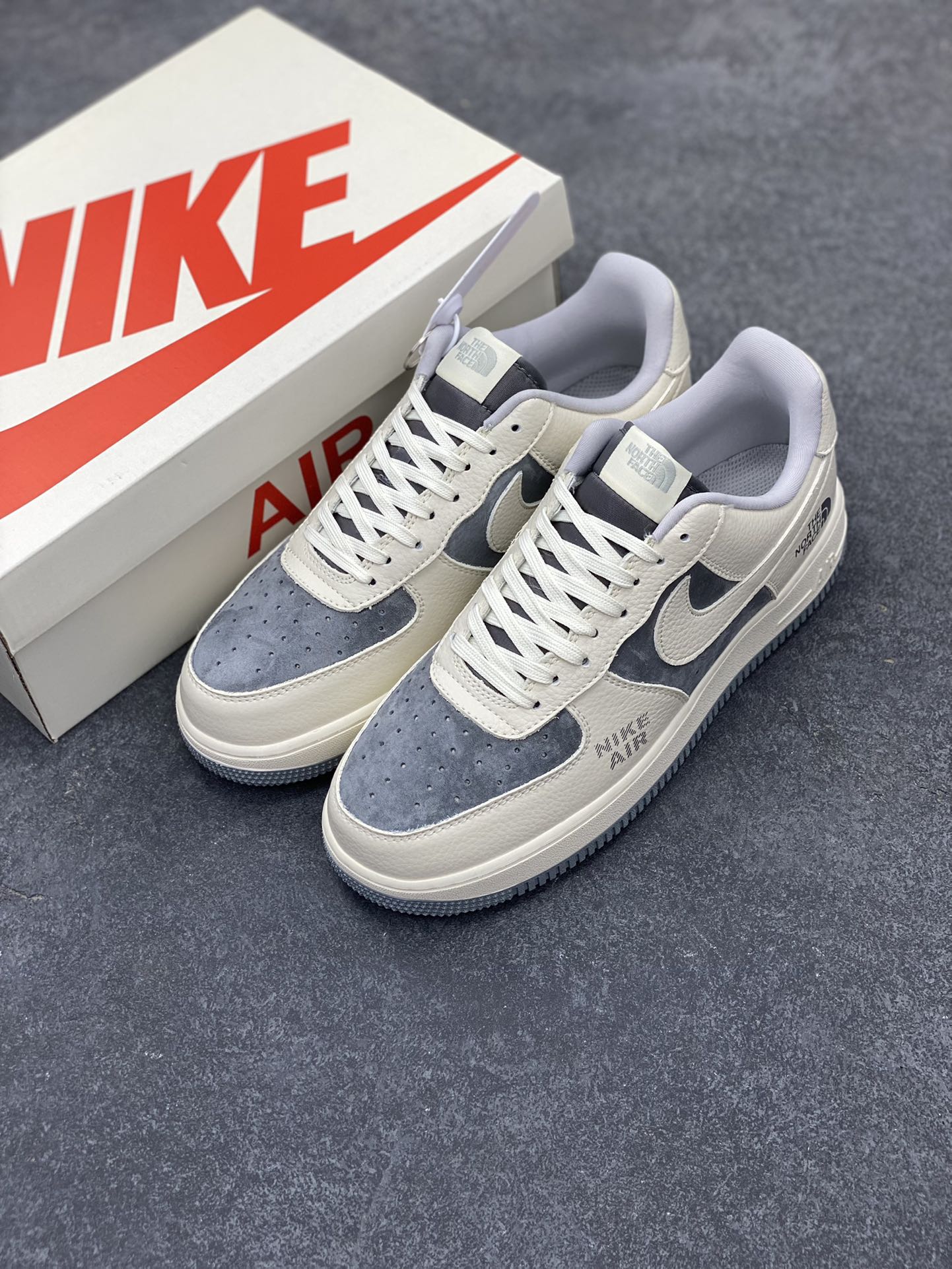 图片[8]-NIke Air Force 1 \’07 Low “北面联名–米白灰底”空军一号 低帮 运动鞋 休闲鞋 折边针车 工艺难度大 原楦头原纸板 原装鞋盒 定制五金配件 内置全掌气垫 原厂鞋底 货号：DF0188-014 尺码：36 36.5 37.5 38 38.5 39 40 40.5 41 42 42.5 43 44 44.5 45-选品中心