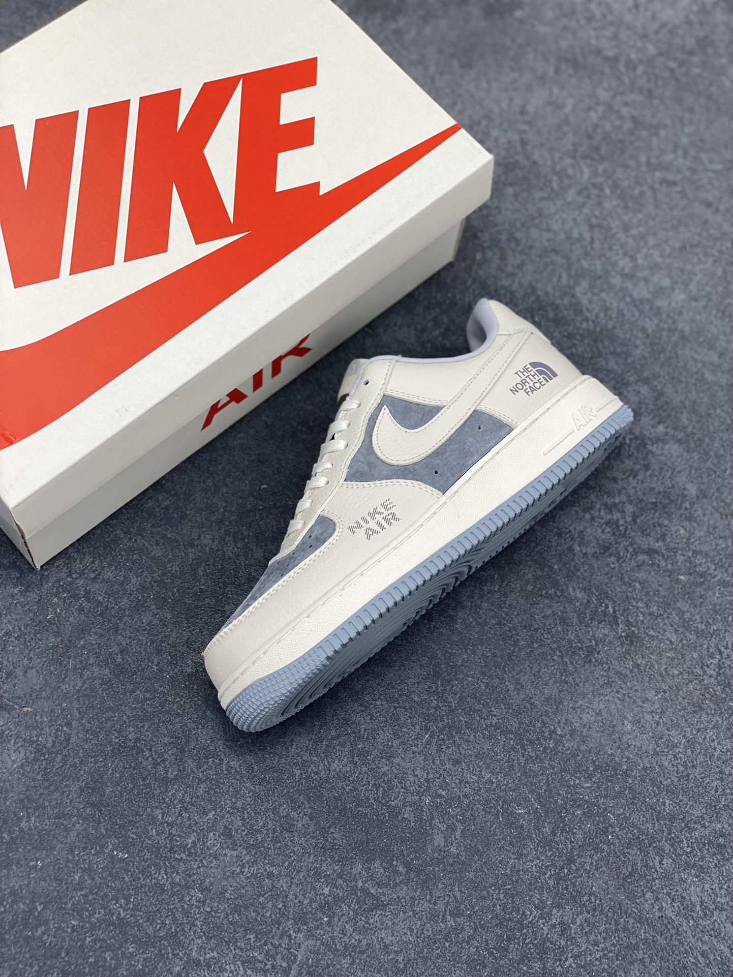 图片[7]-NIke Air Force 1 \’07 Low “北面联名–米白灰底”空军一号 低帮 运动鞋 休闲鞋 折边针车 工艺难度大 原楦头原纸板 原装鞋盒 定制五金配件 内置全掌气垫 原厂鞋底 货号：DF0188-014 尺码：36 36.5 37.5 38 38.5 39 40 40.5 41 42 42.5 43 44 44.5 45-选品中心