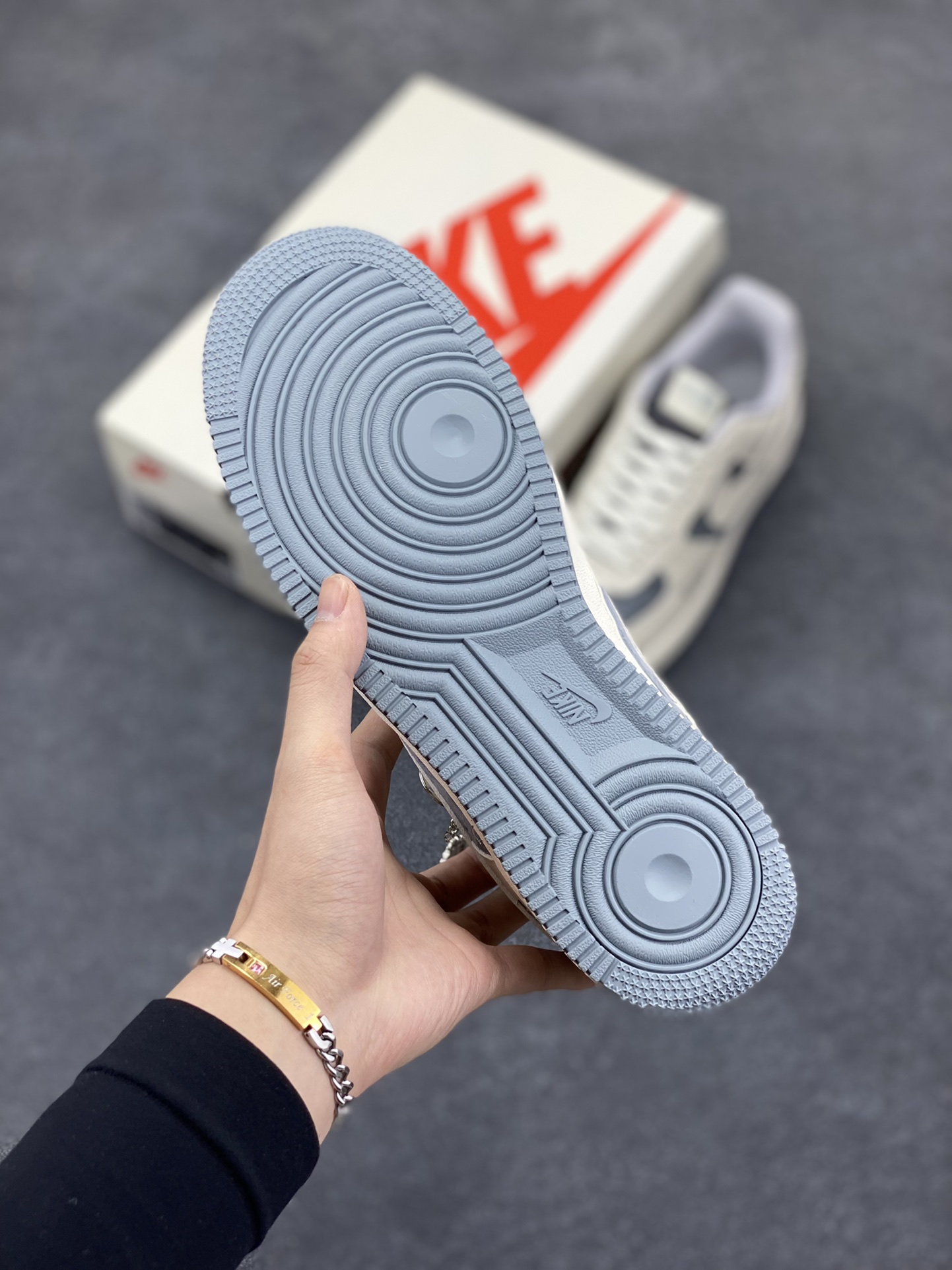 图片[5]-NIke Air Force 1 \’07 Low “北面联名–米白灰底”空军一号 低帮 运动鞋 休闲鞋 折边针车 工艺难度大 原楦头原纸板 原装鞋盒 定制五金配件 内置全掌气垫 原厂鞋底 货号：DF0188-014 尺码：36 36.5 37.5 38 38.5 39 40 40.5 41 42 42.5 43 44 44.5 45-选品中心