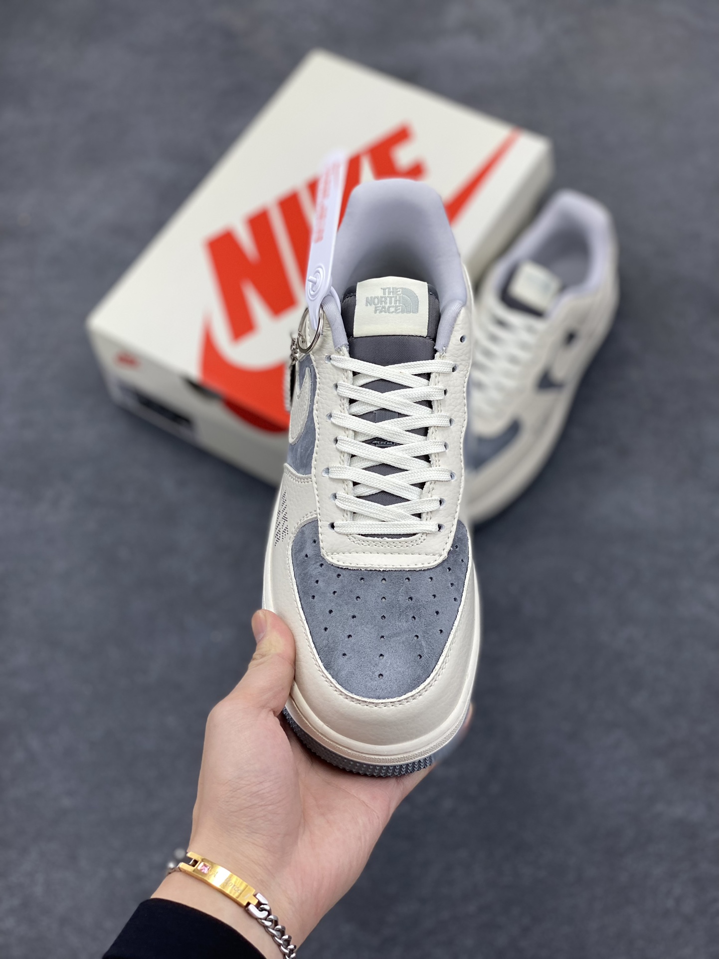 图片[2]-NIke Air Force 1 \’07 Low “北面联名–米白灰底”空军一号 低帮 运动鞋 休闲鞋 折边针车 工艺难度大 原楦头原纸板 原装鞋盒 定制五金配件 内置全掌气垫 原厂鞋底 货号：DF0188-014 尺码：36 36.5 37.5 38 38.5 39 40 40.5 41 42 42.5 43 44 44.5 45-选品中心