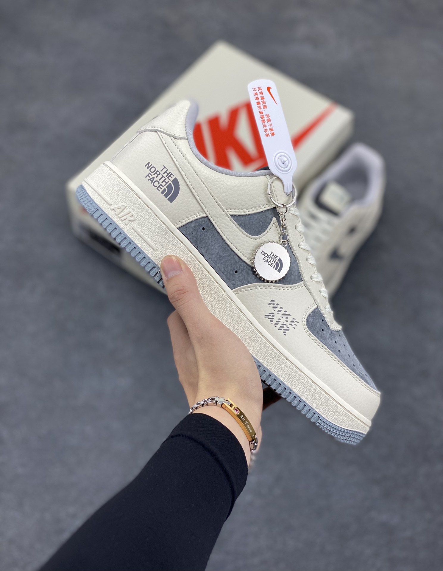 NIke Air Force 1 \'07 Low “北面联名--米白灰底”空军一号 低帮 运动鞋 休闲鞋 折边针车 工艺难度大 原楦头原纸板 原装鞋盒 定制五金配件 内置全掌气垫 原厂鞋底 货号：DF0188-014 尺码：36 36.5 37.5 38 38.5 39 40 40.5 41 42 42.5 43 44 44.5 45-选品中心