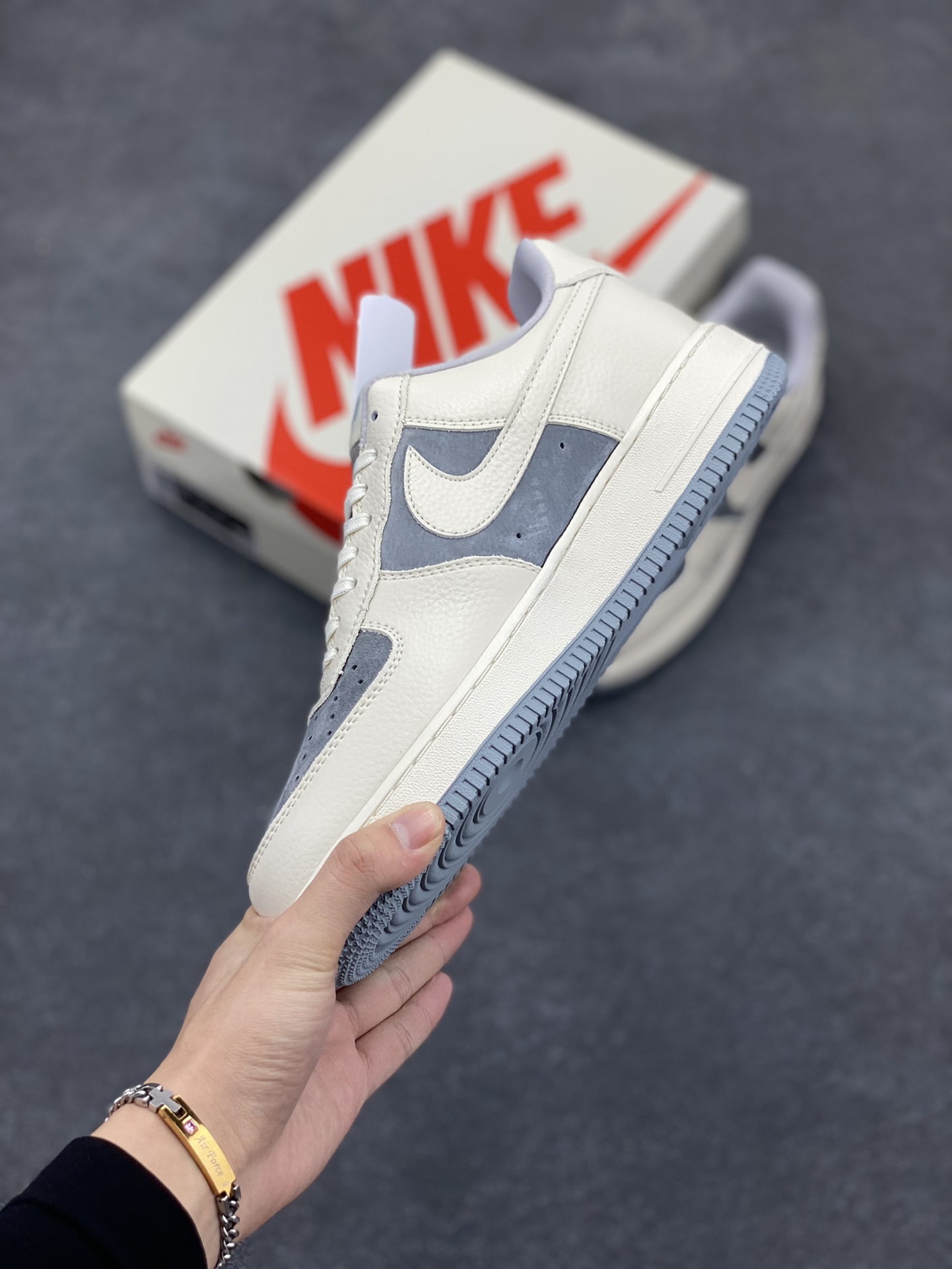 图片[3]-NIke Air Force 1 \’07 Low “北面联名–米白灰底”空军一号 低帮 运动鞋 休闲鞋 折边针车 工艺难度大 原楦头原纸板 原装鞋盒 定制五金配件 内置全掌气垫 原厂鞋底 货号：DF0188-014 尺码：36 36.5 37.5 38 38.5 39 40 40.5 41 42 42.5 43 44 44.5 45-选品中心