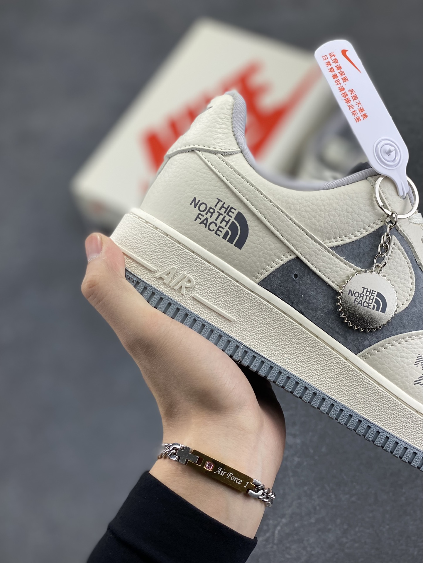 图片[6]-NIke Air Force 1 \’07 Low “北面联名–米白灰底”空军一号 低帮 运动鞋 休闲鞋 折边针车 工艺难度大 原楦头原纸板 原装鞋盒 定制五金配件 内置全掌气垫 原厂鞋底 货号：DF0188-014 尺码：36 36.5 37.5 38 38.5 39 40 40.5 41 42 42.5 43 44 44.5 45-选品中心