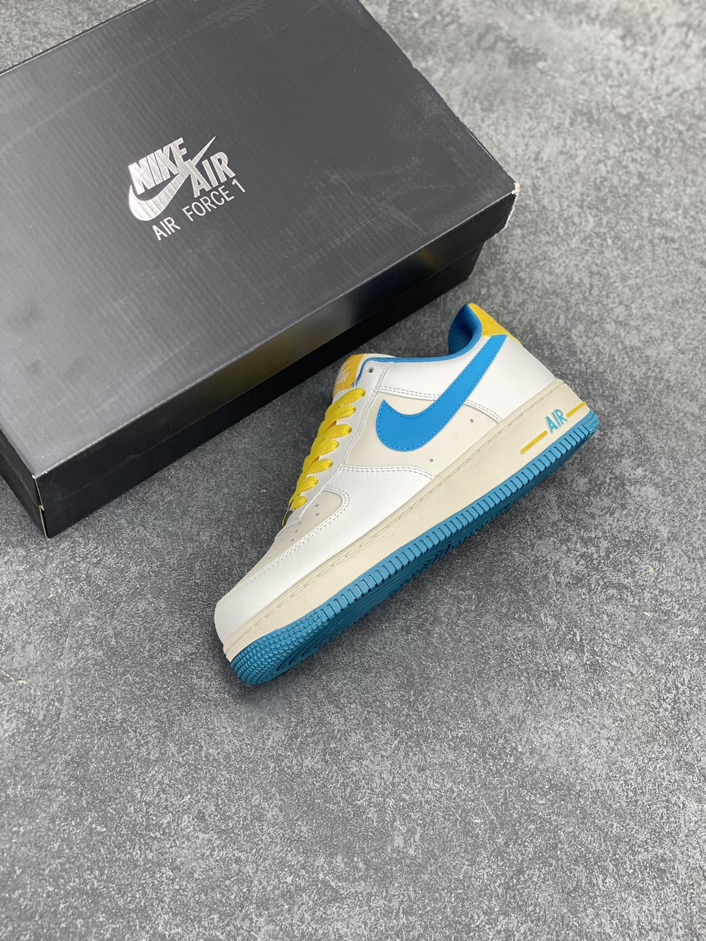 图片[7]-福利特价 Nk Air Force 1 Low 白蓝 原楦头原纸板 打造纯正空军版型专注外贸渠道 全掌内置蜂窝气垫 原盒配件 原厂中底钢印、拉帮完美 货号：CW3388-203 尺码：36 36.5 37.5 38 38.5 39 40 40.5 41 42 42.5 43 44 44.5 45-选品中心
