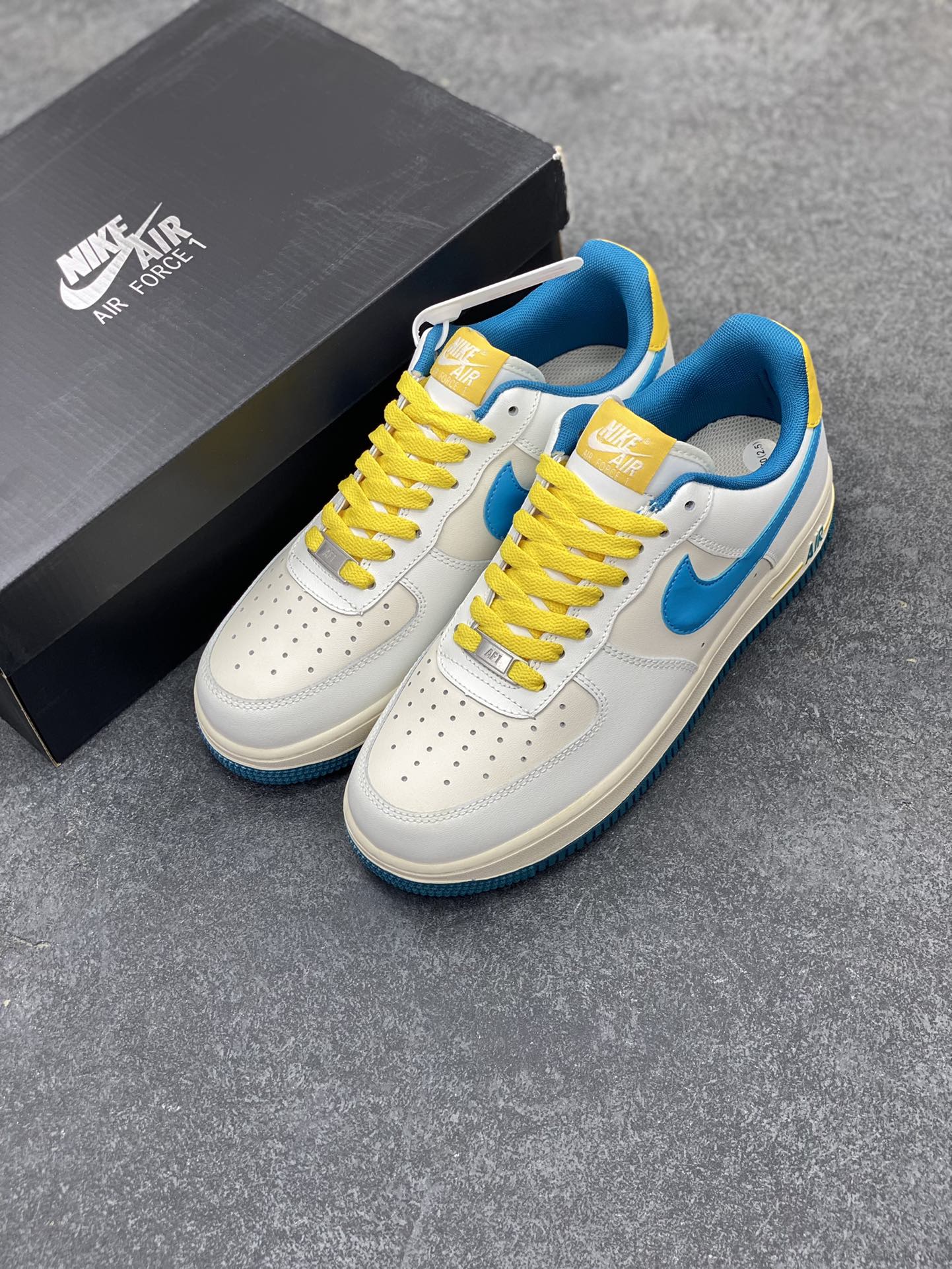 图片[8]-福利特价 Nk Air Force 1 Low 白蓝 原楦头原纸板 打造纯正空军版型专注外贸渠道 全掌内置蜂窝气垫 原盒配件 原厂中底钢印、拉帮完美 货号：CW3388-203 尺码：36 36.5 37.5 38 38.5 39 40 40.5 41 42 42.5 43 44 44.5 45-选品中心