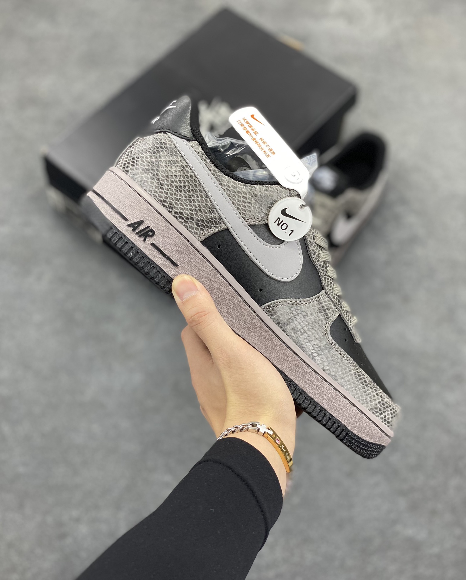 ✨ No.1版本 纯原级别 Nike Air Force 1 Low ——“蛇年黑灰” 货号：HF2898-001 原厂冲刀皮料切割干净 无任何毛边 清洁度细节完美 做工细节全方位比对原鞋。 原楦原纸板 打造纯正空军 专注外贸渠道 全掌内置蜂窝气垫 原盒配件 原厂中底钢印、拉帮完美！ 全套原楦原模倾力打造完美版型！ 无解鞋型 原盒原配 超高清洁度 全鞋零毛边皮料切割！ 👍一码配一扣 👍品质问题一月换新 👍终身质保 我们承诺/保证：所有No.1版本AF1全是官方原鞋开发-全方位比对原鞋！ 👍复刻官方原厂模具-倾力打造完美版型！！ 👍全掌内置蜂窝气垫-材质用料绝不偷工减料！ 👍全配色更换新一代最新版-鱼鳞纹大底！＋可荧光邦迪车缝线！ 尺码：36 36.5 37.5 38 38.5 39 40 40.5 41 42 42.5 43 44 44.5 45-选品中心