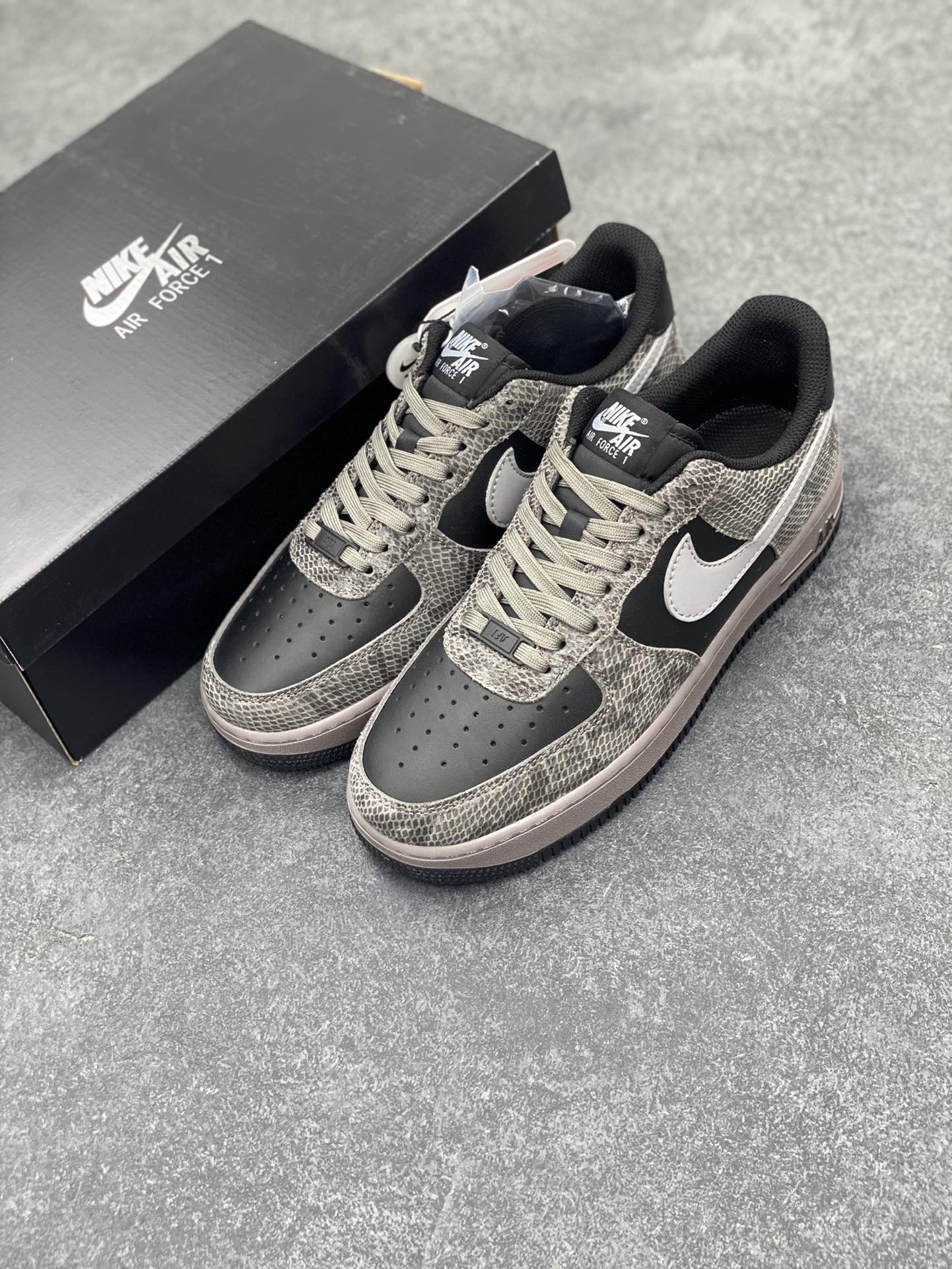 图片[8]-✨ No.1版本 纯原级别 Nike Air Force 1 Low ——“蛇年黑灰” 货号：HF2898-001 原厂冲刀皮料切割干净 无任何毛边 清洁度细节完美 做工细节全方位比对原鞋。 原楦原纸板 打造纯正空军 专注外贸渠道 全掌内置蜂窝气垫 原盒配件 原厂中底钢印、拉帮完美！ 全套原楦原模倾力打造完美版型！ 无解鞋型 原盒原配 超高清洁度 全鞋零毛边皮料切割！ 👍一码配一扣 👍品质问题一月换新 👍终身质保 我们承诺/保证：所有No.1版本AF1全是官方原鞋开发-全方位比对原鞋！ 👍复刻官方原厂模具-倾力打造完美版型！！ 👍全掌内置蜂窝气垫-材质用料绝不偷工减料！ 👍全配色更换新一代最新版-鱼鳞纹大底！＋可荧光邦迪车缝线！ 尺码：36 36.5 37.5 38 38.5 39 40 40.5 41 42 42.5 43 44 44.5 45-选品中心