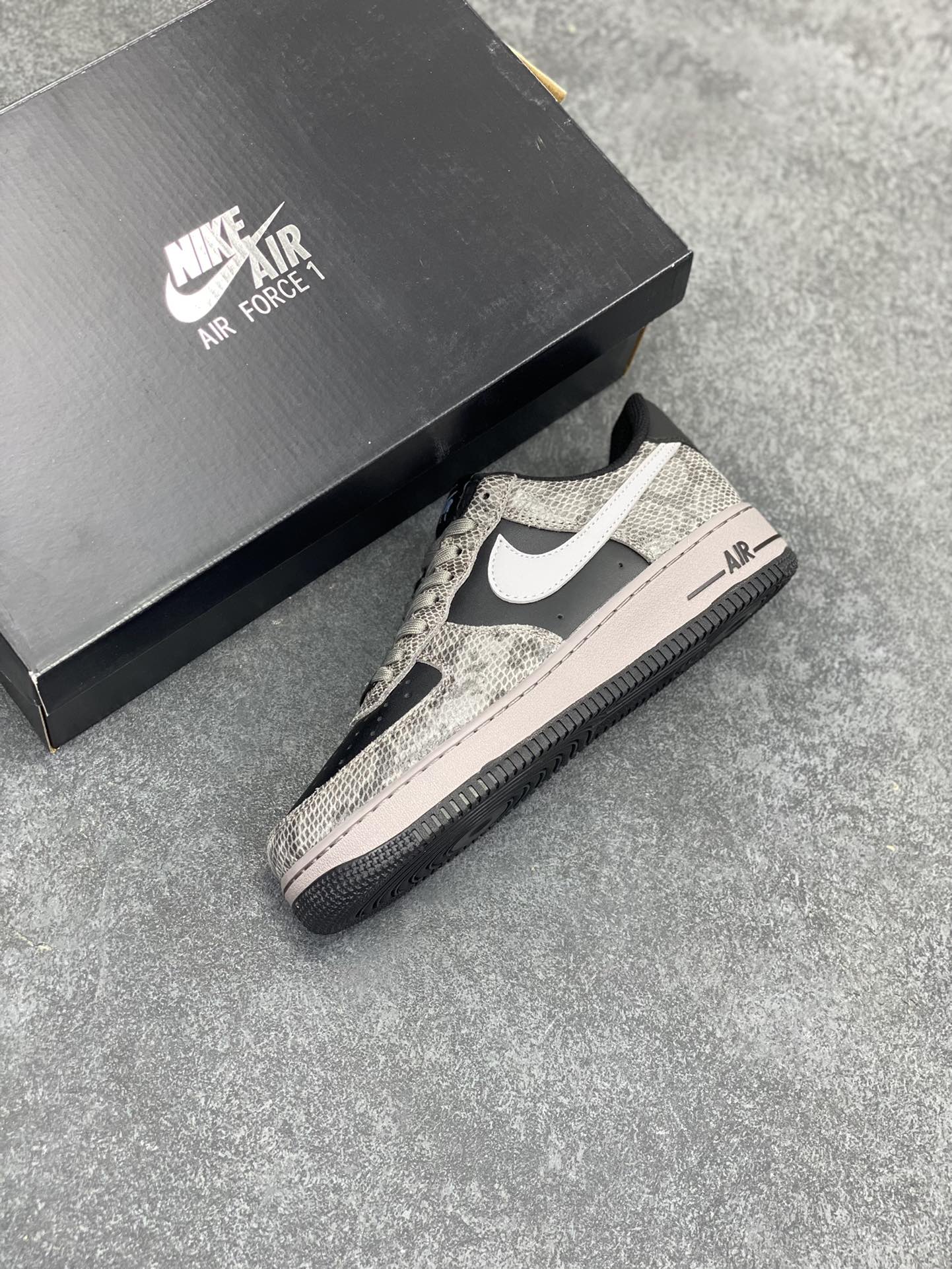 图片[7]-✨ No.1版本 纯原级别 Nike Air Force 1 Low ——“蛇年黑灰” 货号：HF2898-001 原厂冲刀皮料切割干净 无任何毛边 清洁度细节完美 做工细节全方位比对原鞋。 原楦原纸板 打造纯正空军 专注外贸渠道 全掌内置蜂窝气垫 原盒配件 原厂中底钢印、拉帮完美！ 全套原楦原模倾力打造完美版型！ 无解鞋型 原盒原配 超高清洁度 全鞋零毛边皮料切割！ 👍一码配一扣 👍品质问题一月换新 👍终身质保 我们承诺/保证：所有No.1版本AF1全是官方原鞋开发-全方位比对原鞋！ 👍复刻官方原厂模具-倾力打造完美版型！！ 👍全掌内置蜂窝气垫-材质用料绝不偷工减料！ 👍全配色更换新一代最新版-鱼鳞纹大底！＋可荧光邦迪车缝线！ 尺码：36 36.5 37.5 38 38.5 39 40 40.5 41 42 42.5 43 44 44.5 45-选品中心