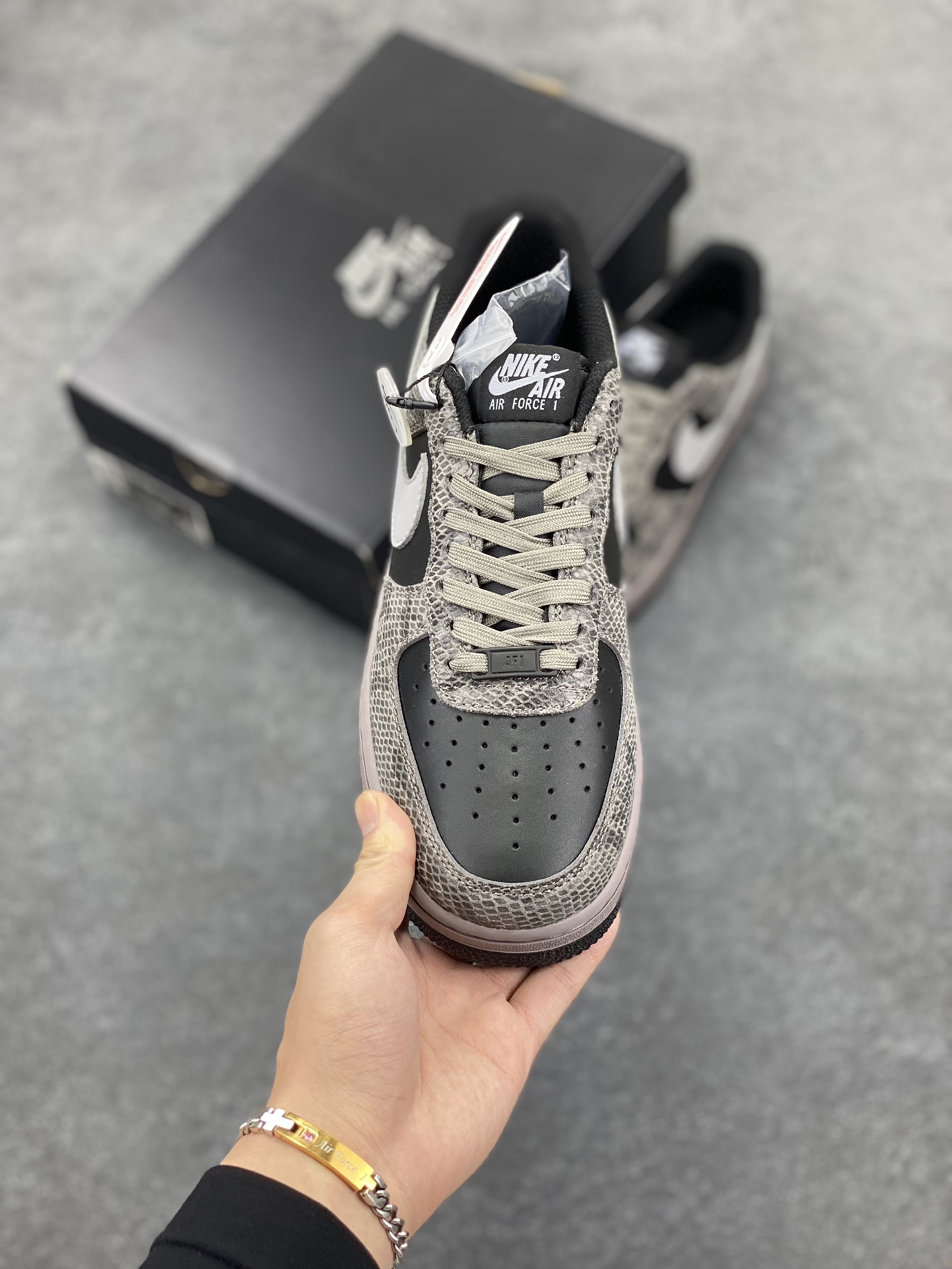 图片[2]-✨ No.1版本 纯原级别 Nike Air Force 1 Low ——“蛇年黑灰” 货号：HF2898-001 原厂冲刀皮料切割干净 无任何毛边 清洁度细节完美 做工细节全方位比对原鞋。 原楦原纸板 打造纯正空军 专注外贸渠道 全掌内置蜂窝气垫 原盒配件 原厂中底钢印、拉帮完美！ 全套原楦原模倾力打造完美版型！ 无解鞋型 原盒原配 超高清洁度 全鞋零毛边皮料切割！ 👍一码配一扣 👍品质问题一月换新 👍终身质保 我们承诺/保证：所有No.1版本AF1全是官方原鞋开发-全方位比对原鞋！ 👍复刻官方原厂模具-倾力打造完美版型！！ 👍全掌内置蜂窝气垫-材质用料绝不偷工减料！ 👍全配色更换新一代最新版-鱼鳞纹大底！＋可荧光邦迪车缝线！ 尺码：36 36.5 37.5 38 38.5 39 40 40.5 41 42 42.5 43 44 44.5 45-选品中心