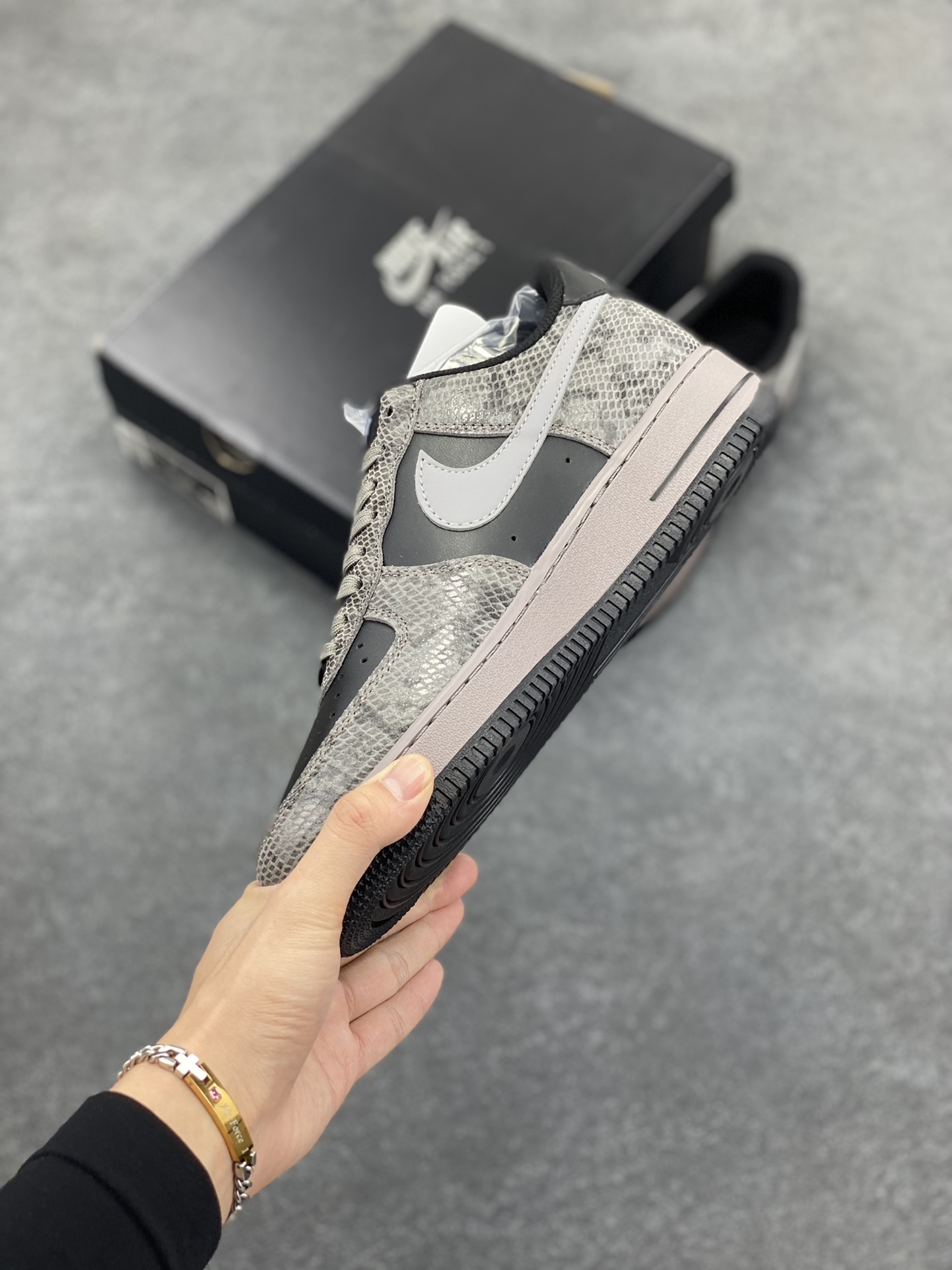 图片[3]-✨ No.1版本 纯原级别 Nike Air Force 1 Low ——“蛇年黑灰” 货号：HF2898-001 原厂冲刀皮料切割干净 无任何毛边 清洁度细节完美 做工细节全方位比对原鞋。 原楦原纸板 打造纯正空军 专注外贸渠道 全掌内置蜂窝气垫 原盒配件 原厂中底钢印、拉帮完美！ 全套原楦原模倾力打造完美版型！ 无解鞋型 原盒原配 超高清洁度 全鞋零毛边皮料切割！ 👍一码配一扣 👍品质问题一月换新 👍终身质保 我们承诺/保证：所有No.1版本AF1全是官方原鞋开发-全方位比对原鞋！ 👍复刻官方原厂模具-倾力打造完美版型！！ 👍全掌内置蜂窝气垫-材质用料绝不偷工减料！ 👍全配色更换新一代最新版-鱼鳞纹大底！＋可荧光邦迪车缝线！ 尺码：36 36.5 37.5 38 38.5 39 40 40.5 41 42 42.5 43 44 44.5 45-选品中心